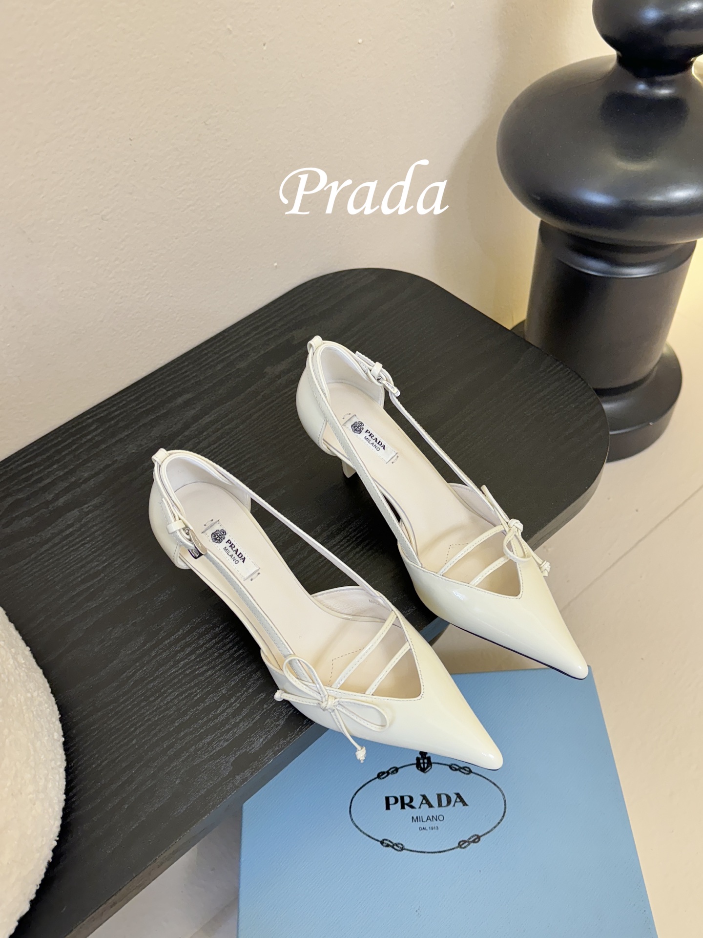 Prad* 26ss经典款三角标尖头小高跟单鞋采用锐利尖头+几何三角标的组合，鞋头处的三角拼接是品牌辨识