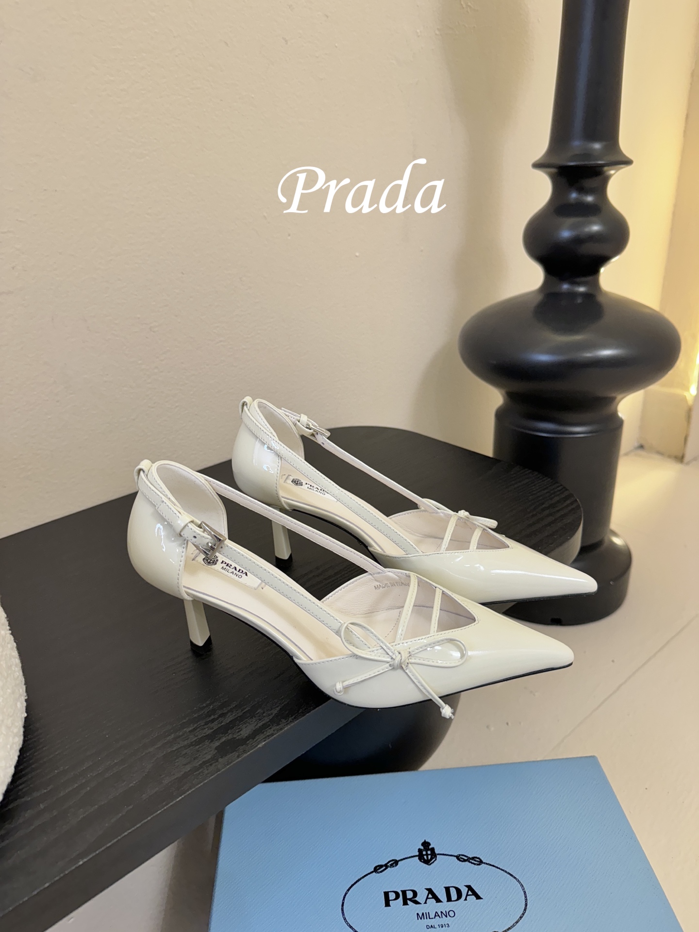 Prad* 26ss经典款三角标尖头小高跟单鞋采用锐利尖头+几何三角标的组合，鞋头处的三角拼接是品牌辨识