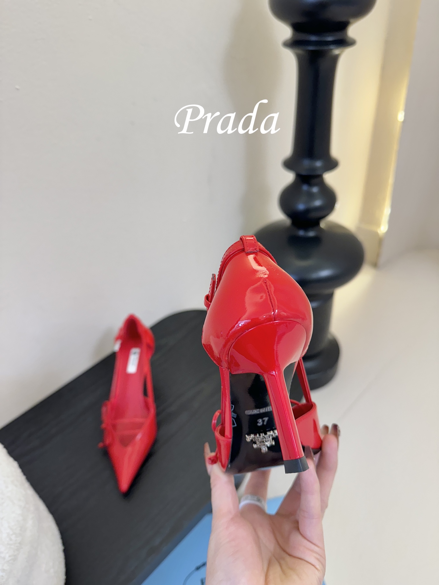 Prad* 26ss经典款三角标尖头小高跟单鞋采用锐利尖头+几何三角标的组合，鞋头处的三角拼接是品牌辨识