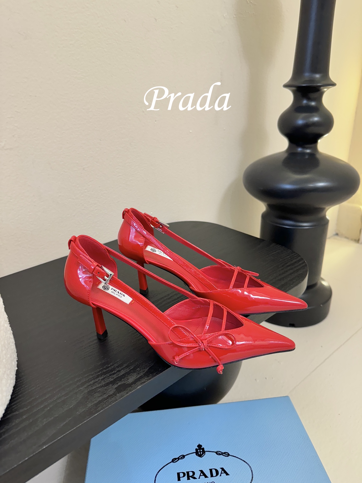 Prad* 26ss经典款三角标尖头小高跟单鞋采用锐利尖头+几何三角标的组合，鞋头处的三角拼接是品牌辨识