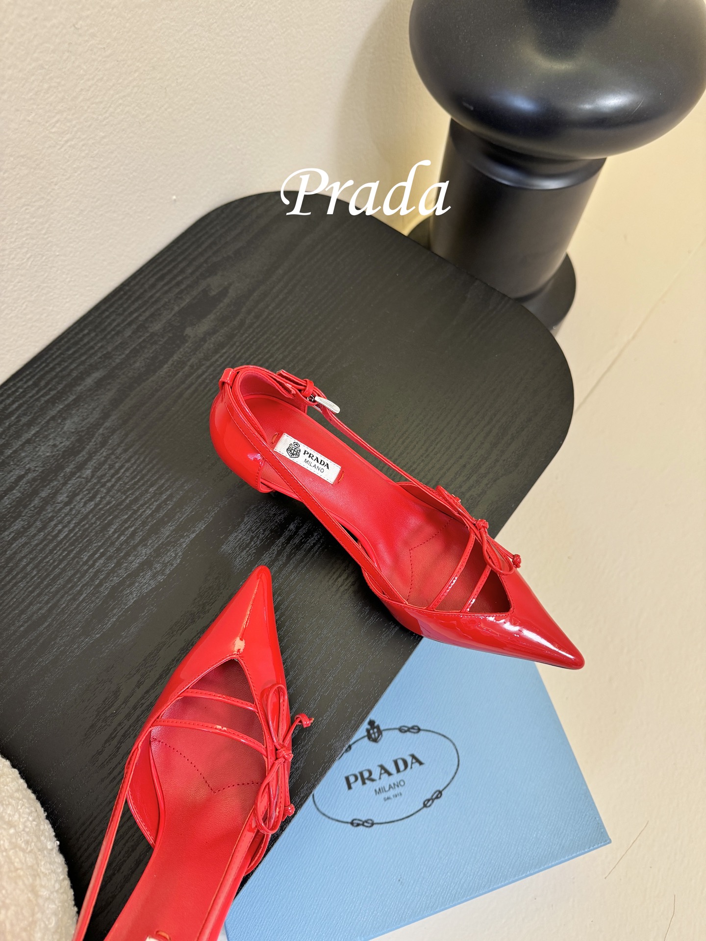 Prad* 26ss经典款三角标尖头小高跟单鞋采用锐利尖头+几何三角标的组合，鞋头处的三角拼接是品牌辨识