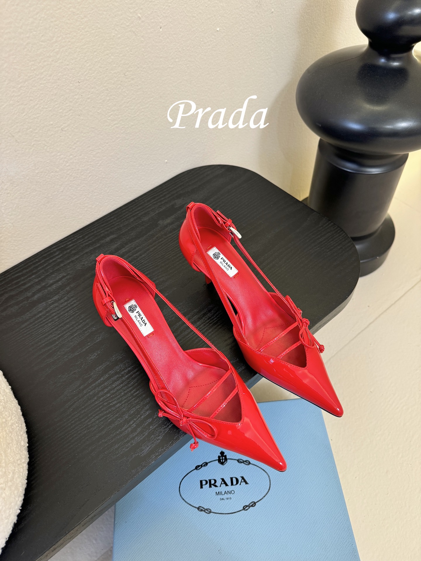 Prad* 26ss经典款三角标尖头小高跟单鞋采用锐利尖头+几何三角标的组合，鞋头处的三角拼接是品牌辨识