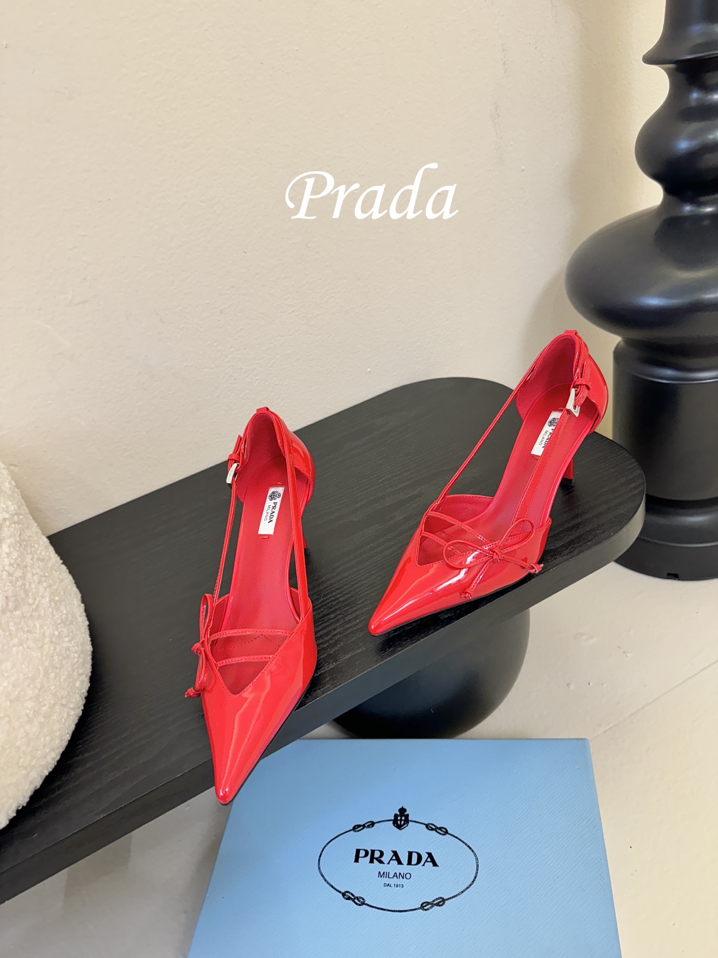 Prad* 26ss经典款三角标尖头小高跟单鞋采用锐利尖头+几何三角标的组合，鞋头处的三角拼接是品牌辨识