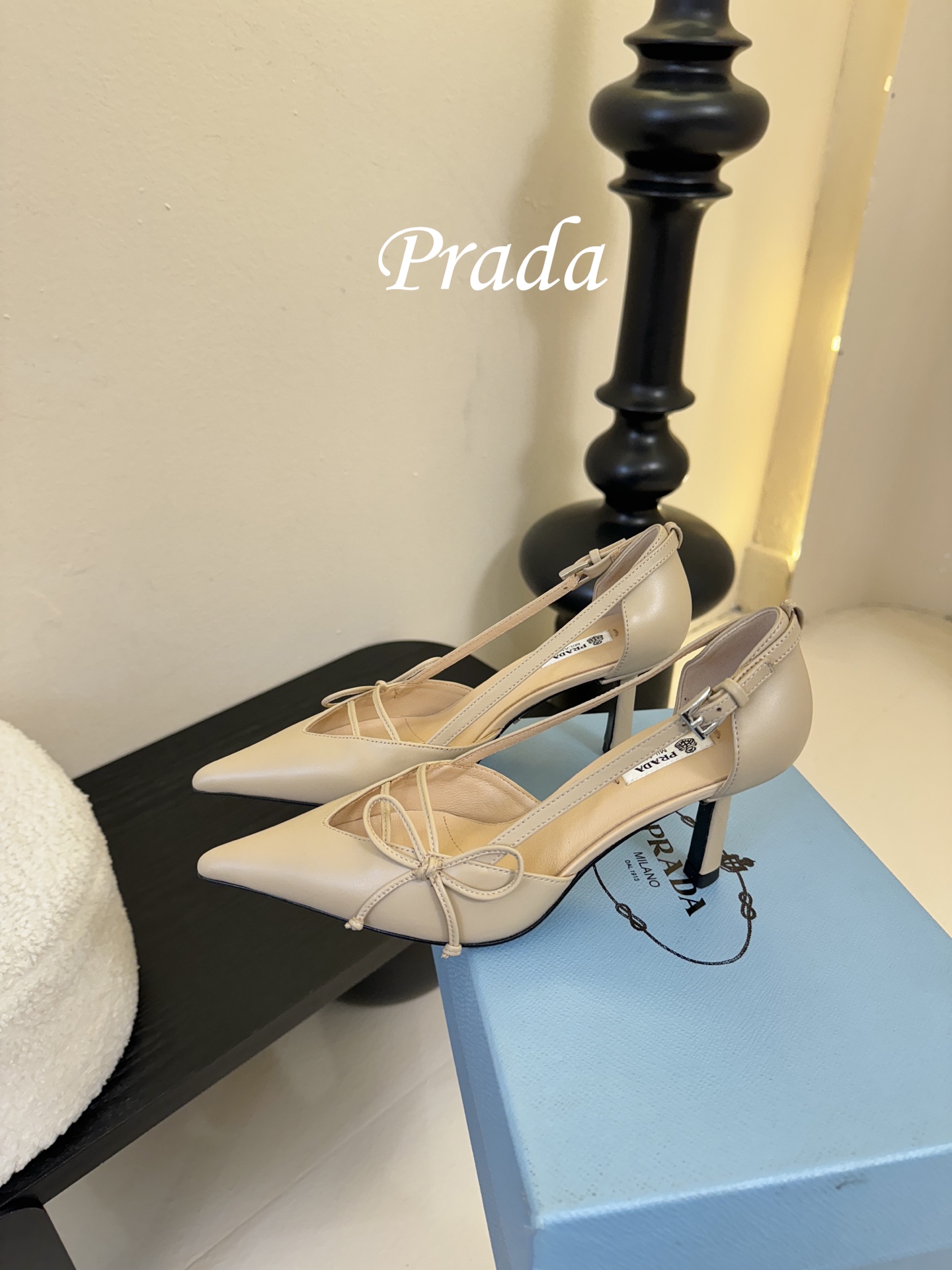 Prad* 26ss经典款三角标尖头小高跟单鞋采用锐利尖头+几何三角标的组合，鞋头处的三角拼接是品牌辨识