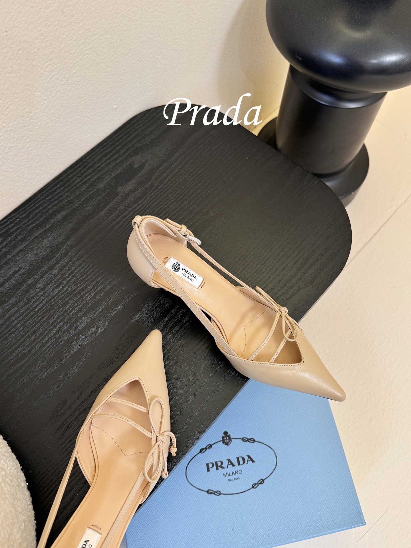 Prad* 26ss经典款三角标尖头小高跟单鞋采用锐利尖头+几何三角标的组合，鞋头处的三角拼接是品牌辨识