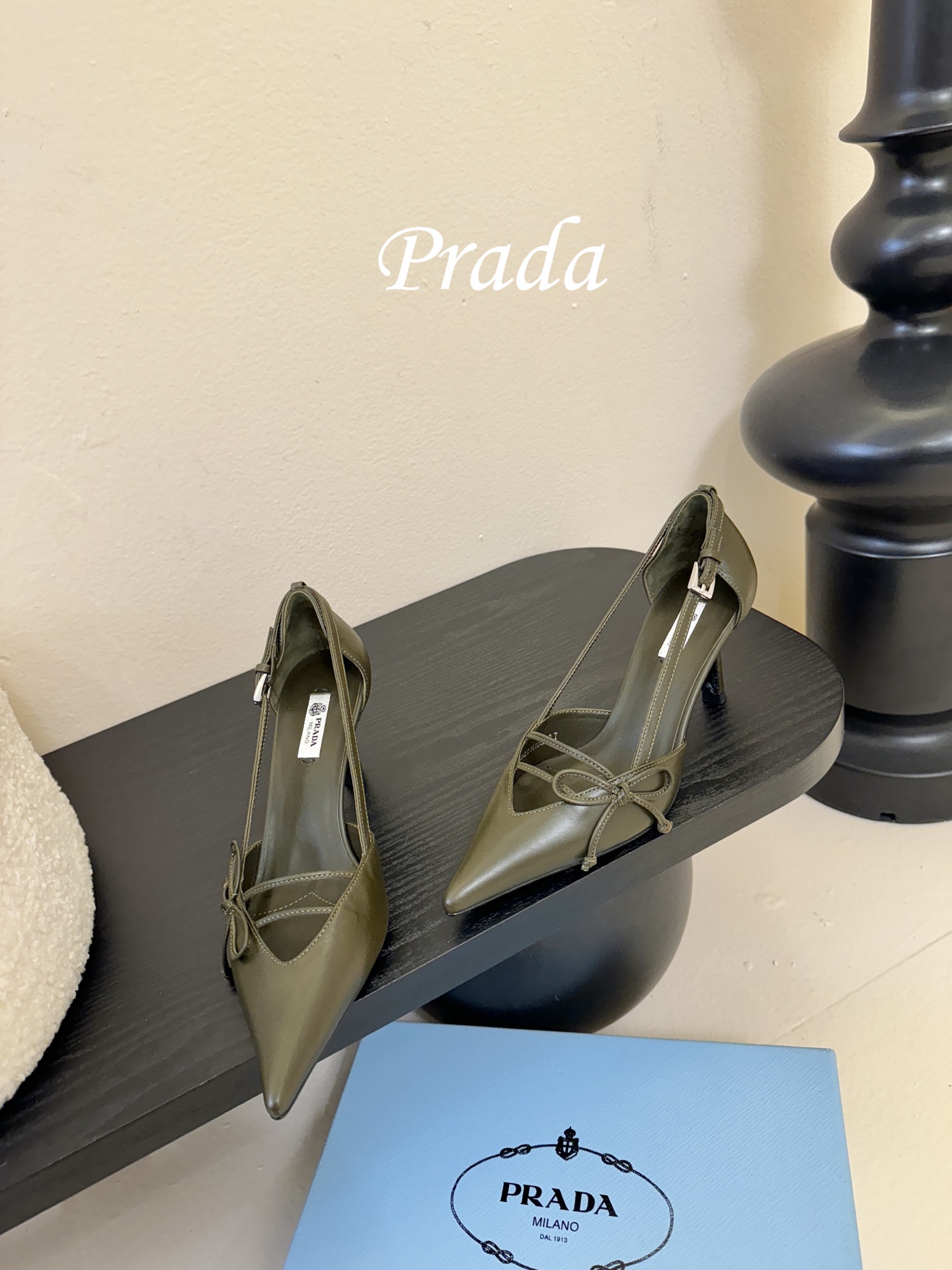 Prad* 26ss经典款三角标尖头小高跟单鞋采用锐利尖头+几何三角标的组合，鞋头处的三角拼接是品牌辨识