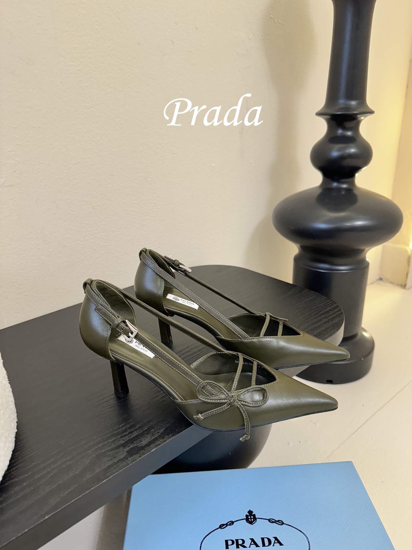 Prad* 26ss经典款三角标尖头小高跟单鞋采用锐利尖头+几何三角标的组合，鞋头处的三角拼接是品牌辨识