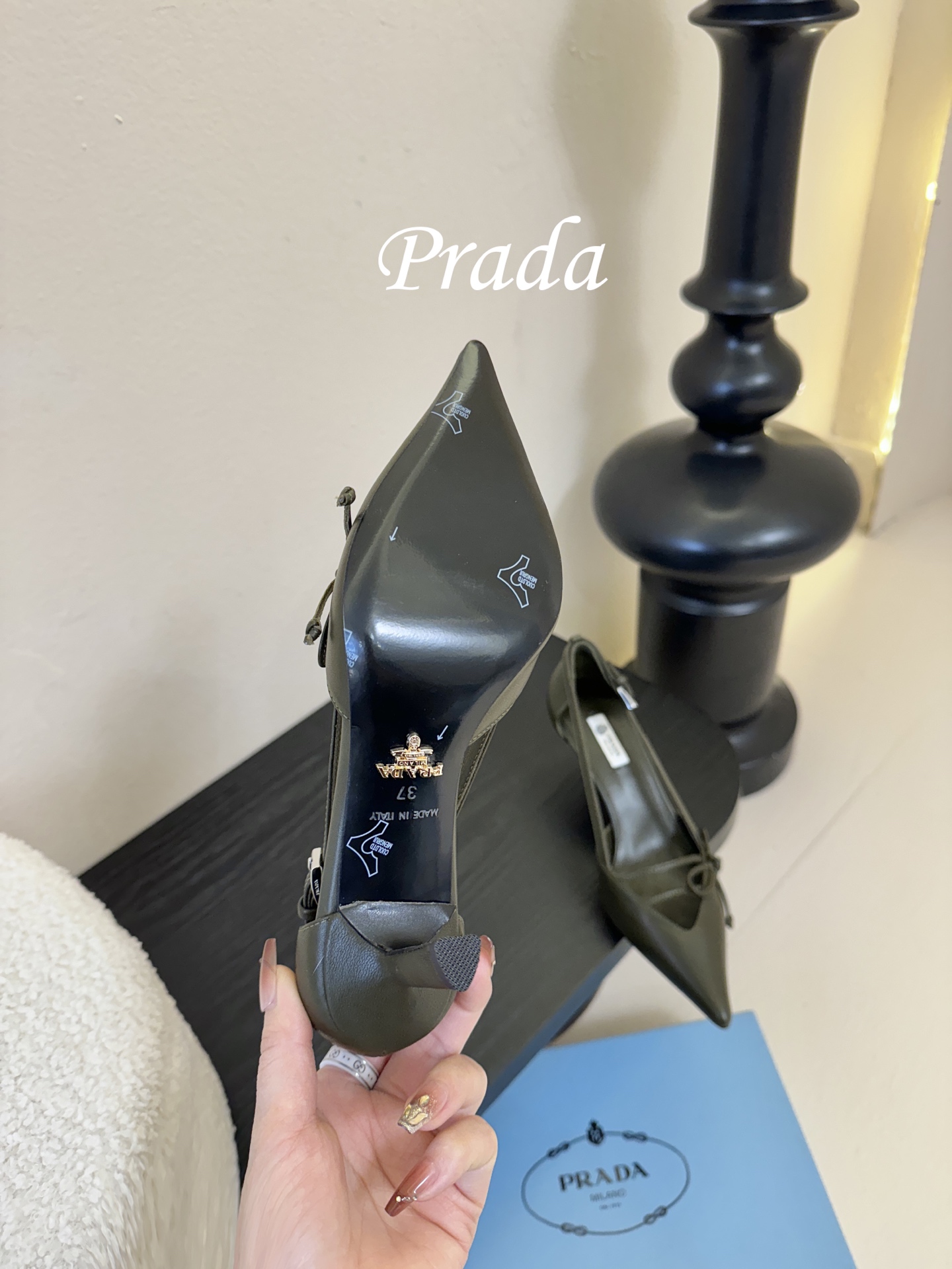 Prad* 26ss经典款三角标尖头小高跟单鞋采用锐利尖头+几何三角标的组合，鞋头处的三角拼接是品牌辨识