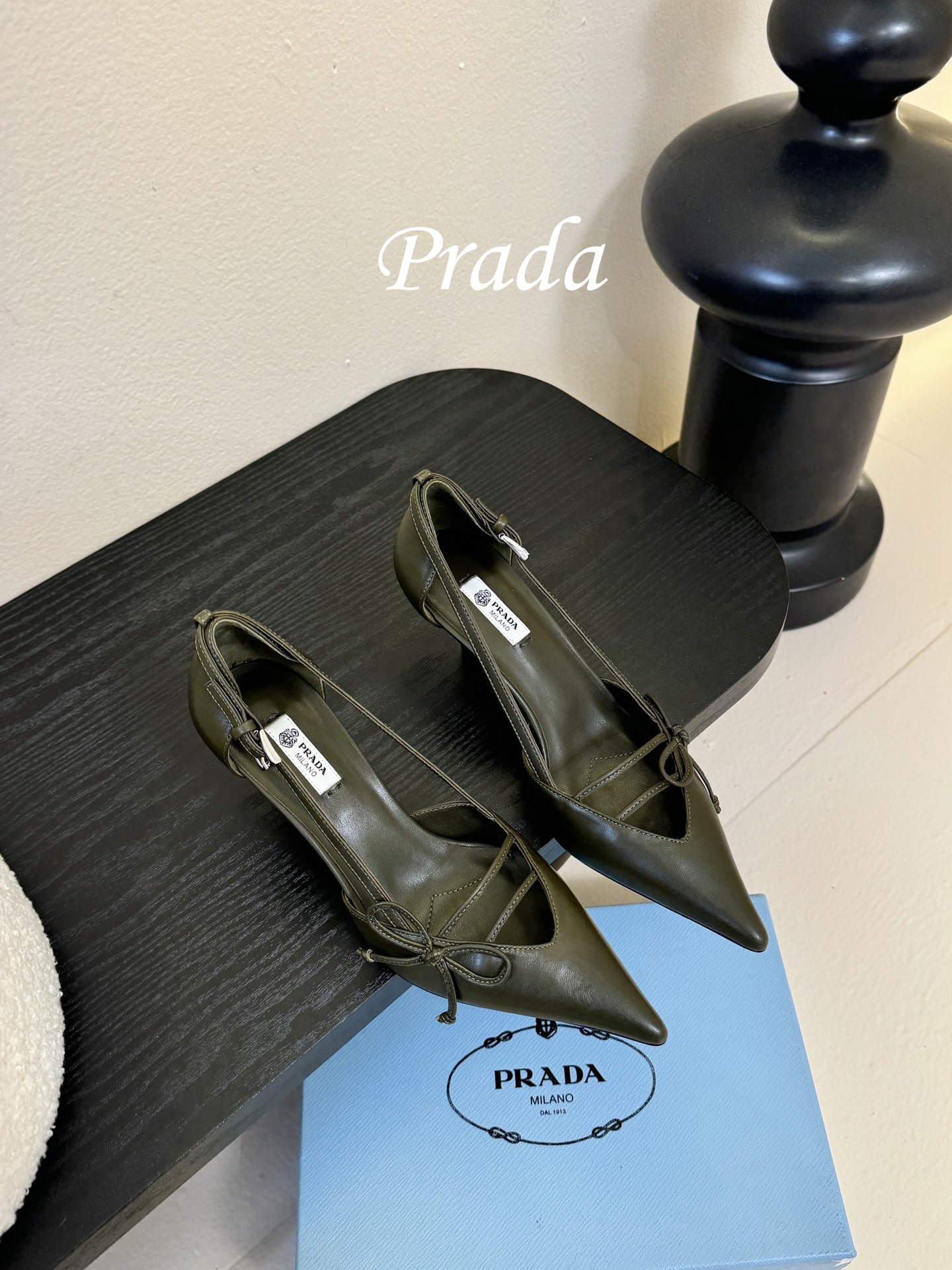 Prad* 26ss经典款三角标尖头小高跟单鞋采用锐利尖头+几何三角标的组合，鞋头处的三角拼接是品牌辨识