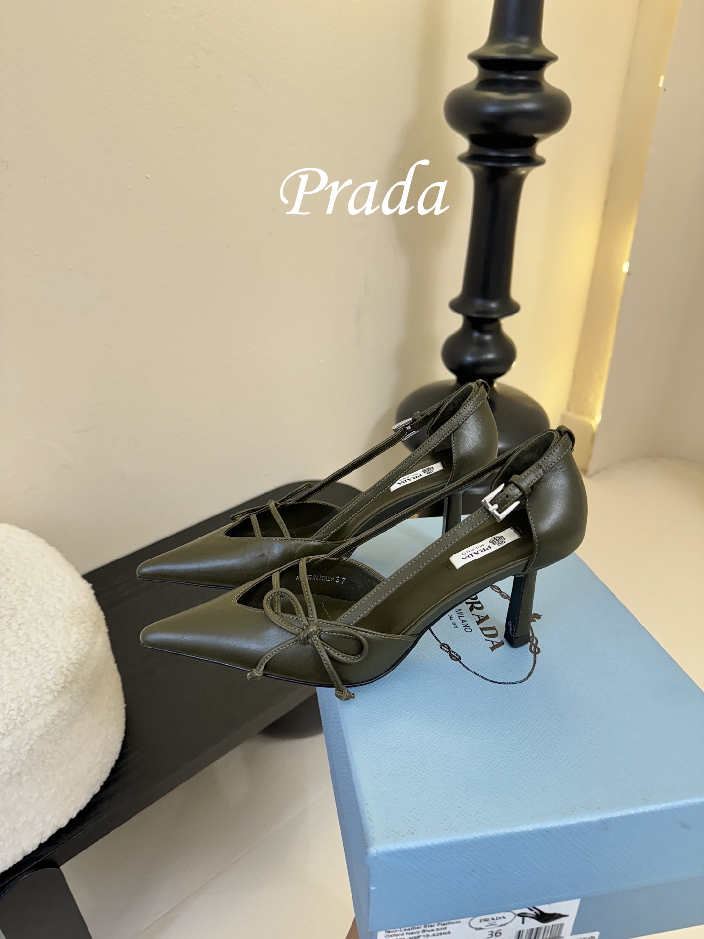 Prad* 26ss经典款三角标尖头小高跟单鞋采用锐利尖头+几何三角标的组合，鞋头处的三角拼接是品牌辨识