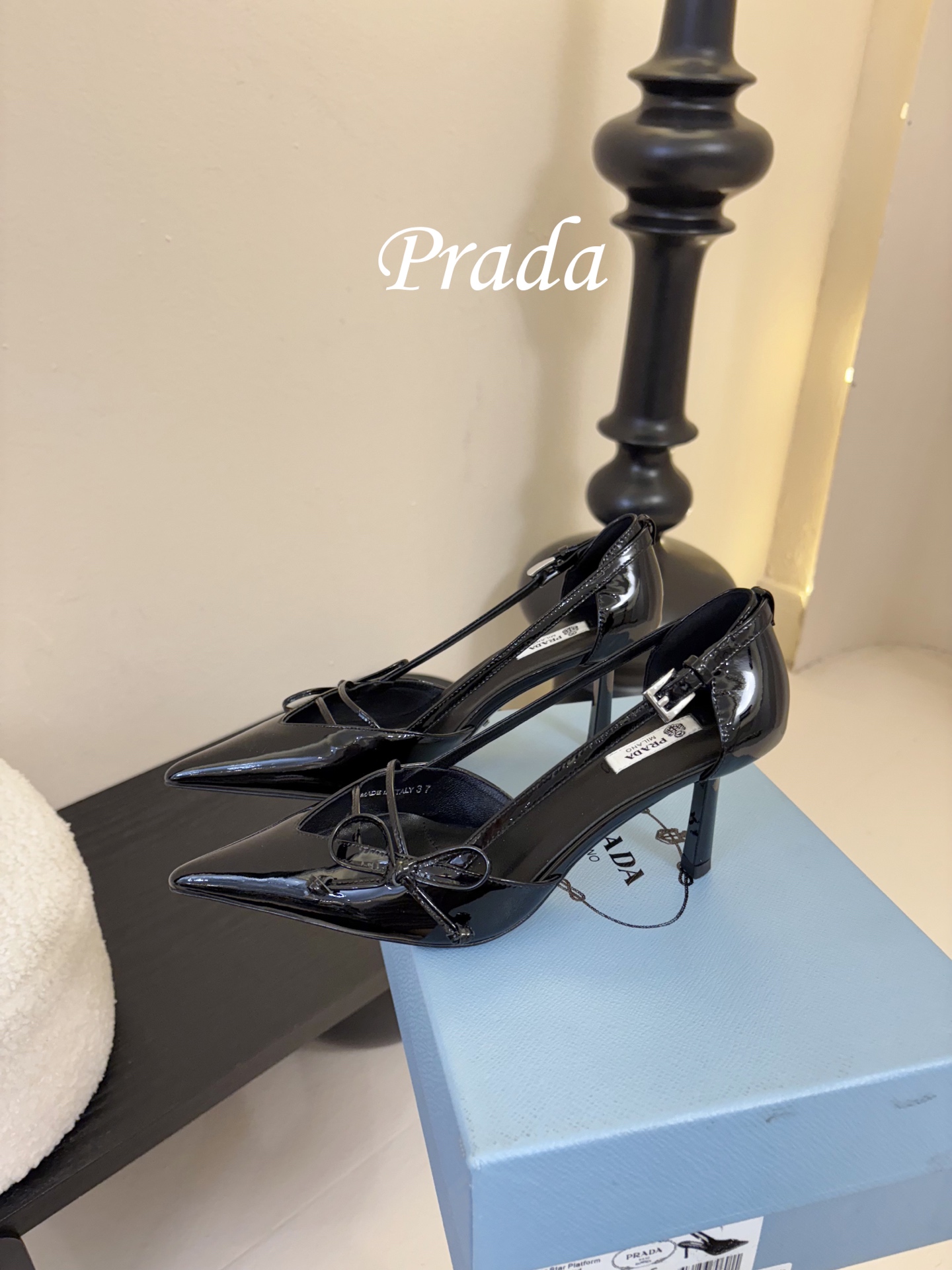 Prad* 26ss经典款三角标尖头小高跟单鞋采用锐利尖头+几何三角标的组合，鞋头处的三角拼接是品牌辨识