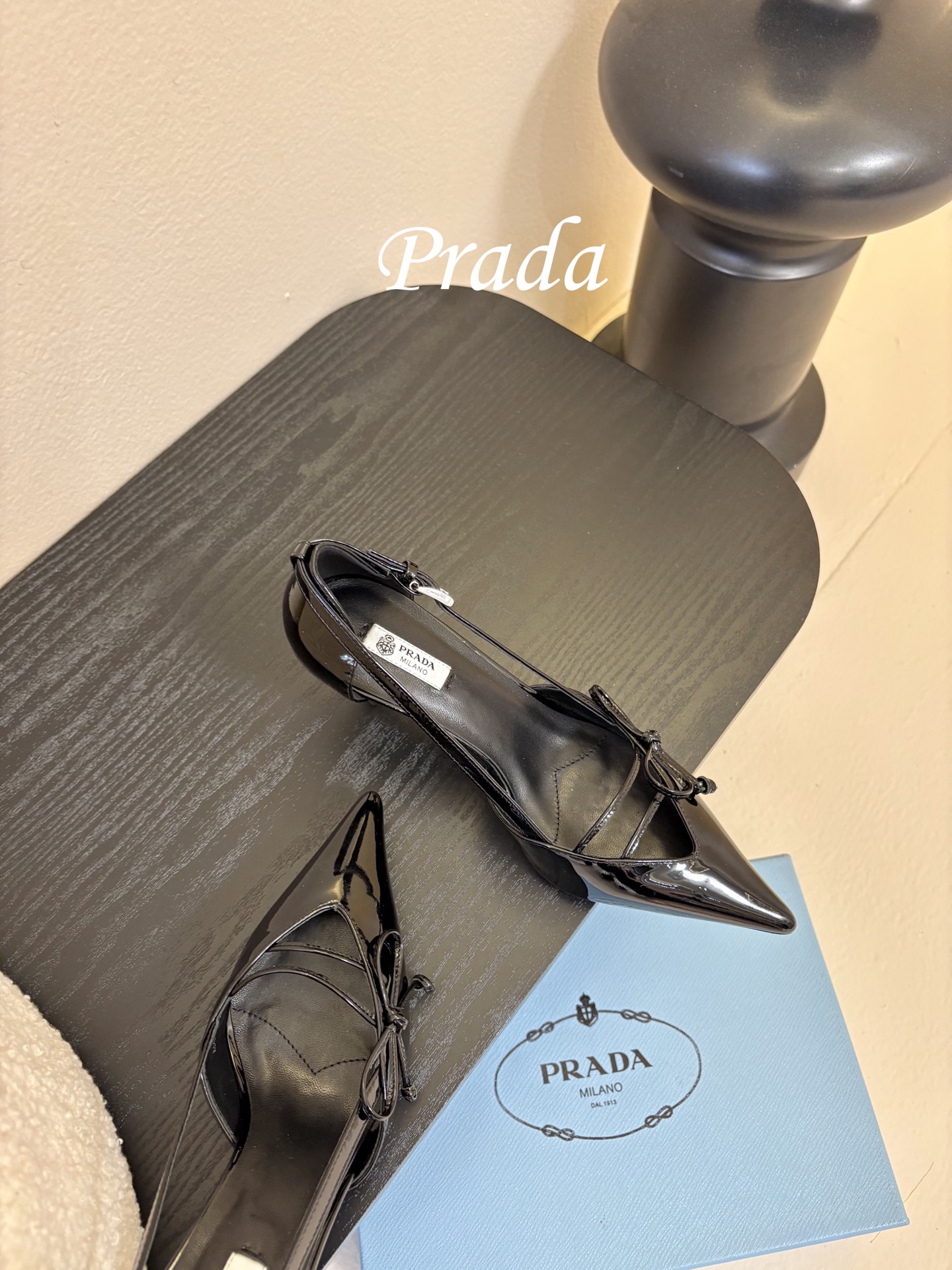 Prad* 26ss经典款三角标尖头小高跟单鞋采用锐利尖头+几何三角标的组合，鞋头处的三角拼接是品牌辨识