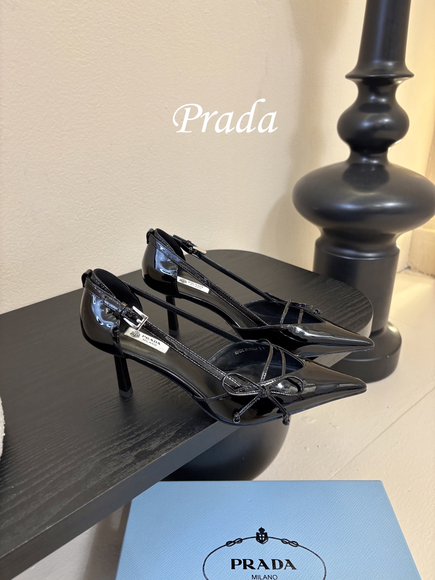 Prad* 26ss经典款三角标尖头小高跟单鞋采用锐利尖头+几何三角标的组合，鞋头处的三角拼接是品牌辨识