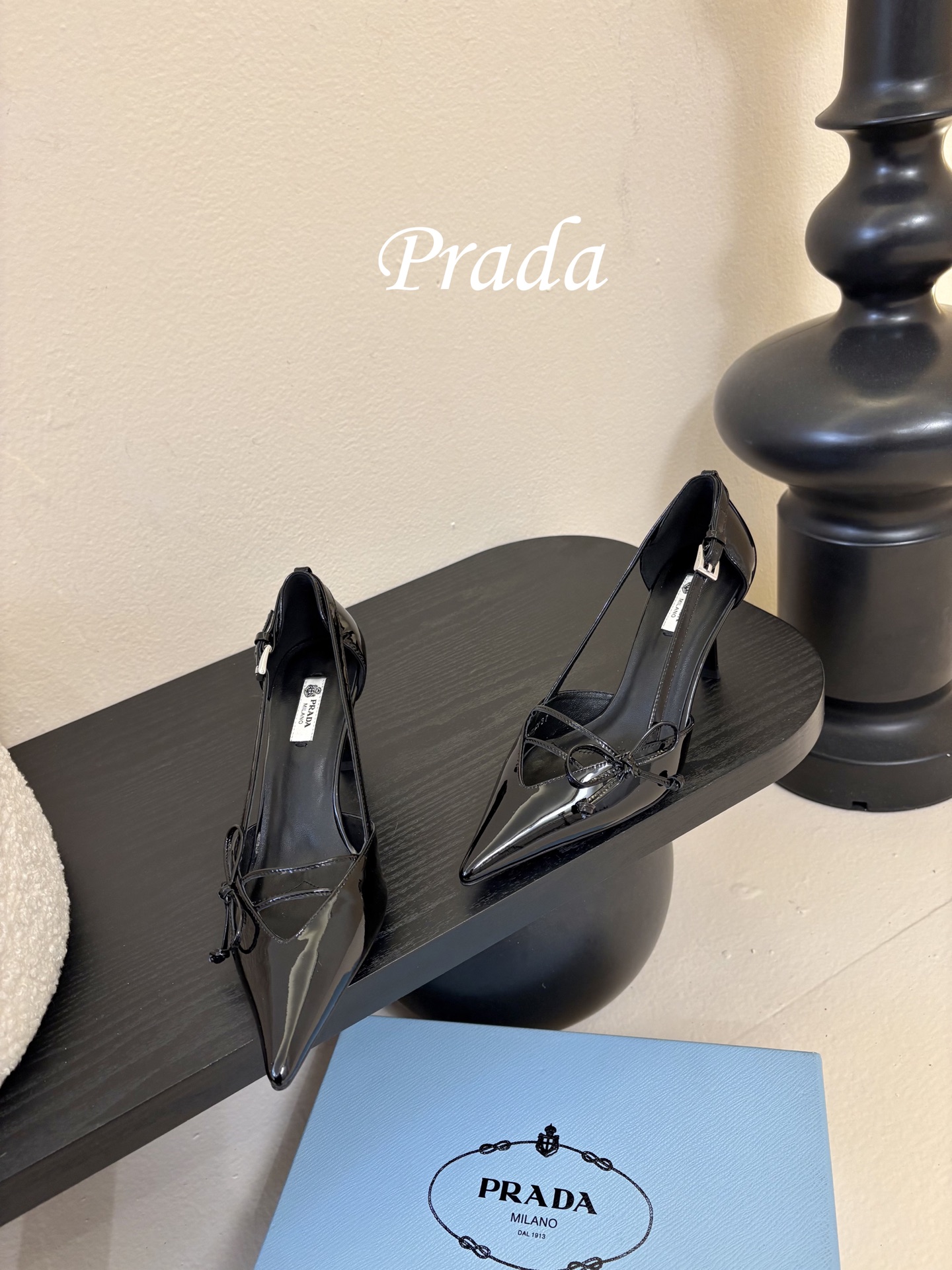 Prad* 26ss经典款三角标尖头小高跟单鞋采用锐利尖头+几何三角标的组合，鞋头处的三角拼接是品牌辨识