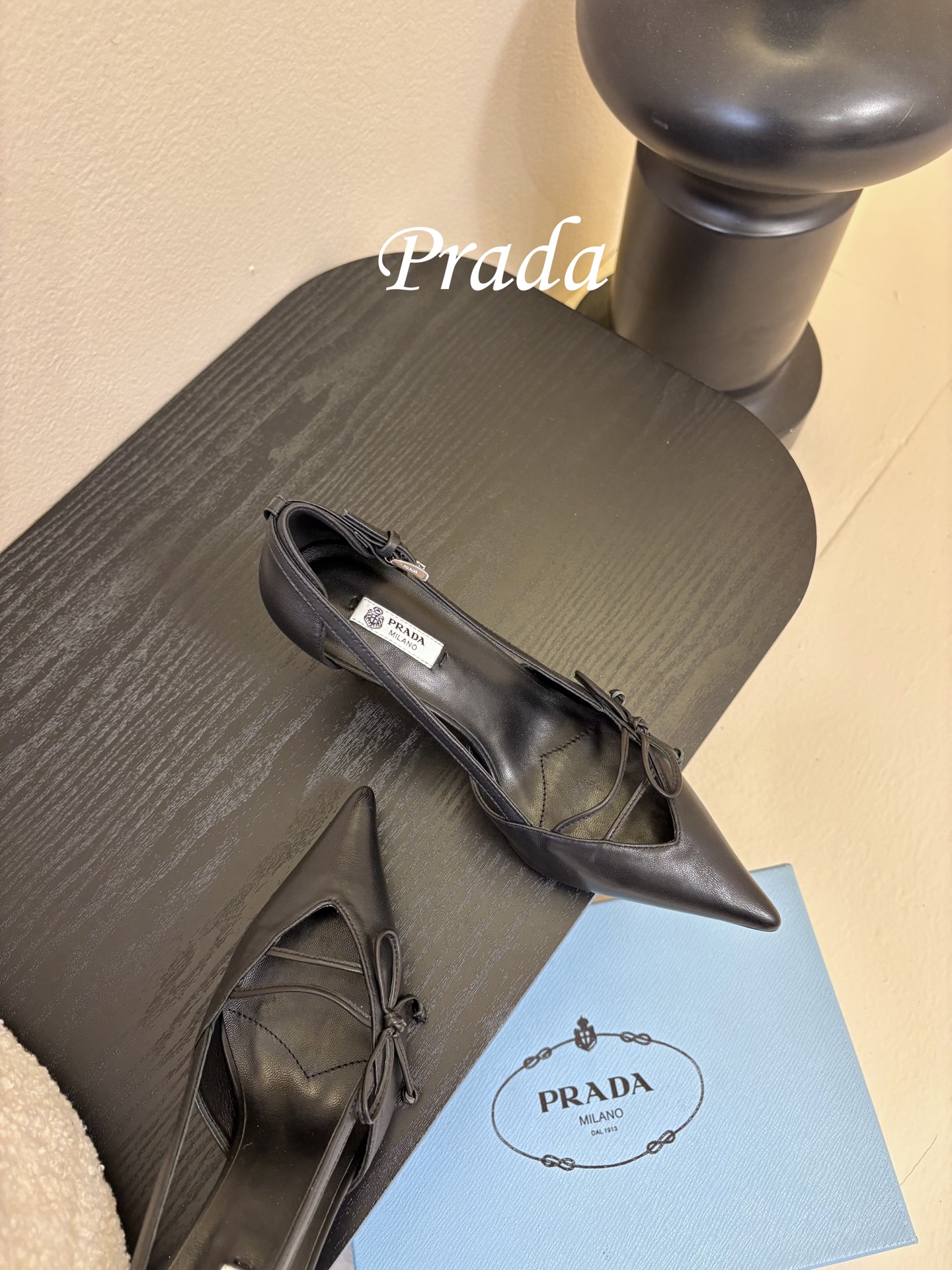 Prad* 26ss经典款三角标尖头小高跟单鞋采用锐利尖头+几何三角标的组合，鞋头处的三角拼接是品牌辨识