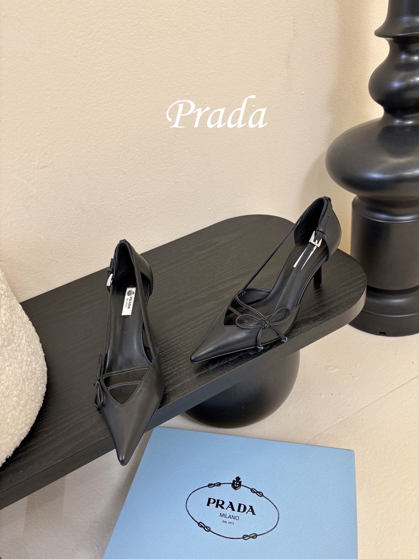 Prad* 26ss经典款三角标尖头小高跟单鞋采用锐利尖头+几何三角标的组合，鞋头处的三角拼接是品牌辨识