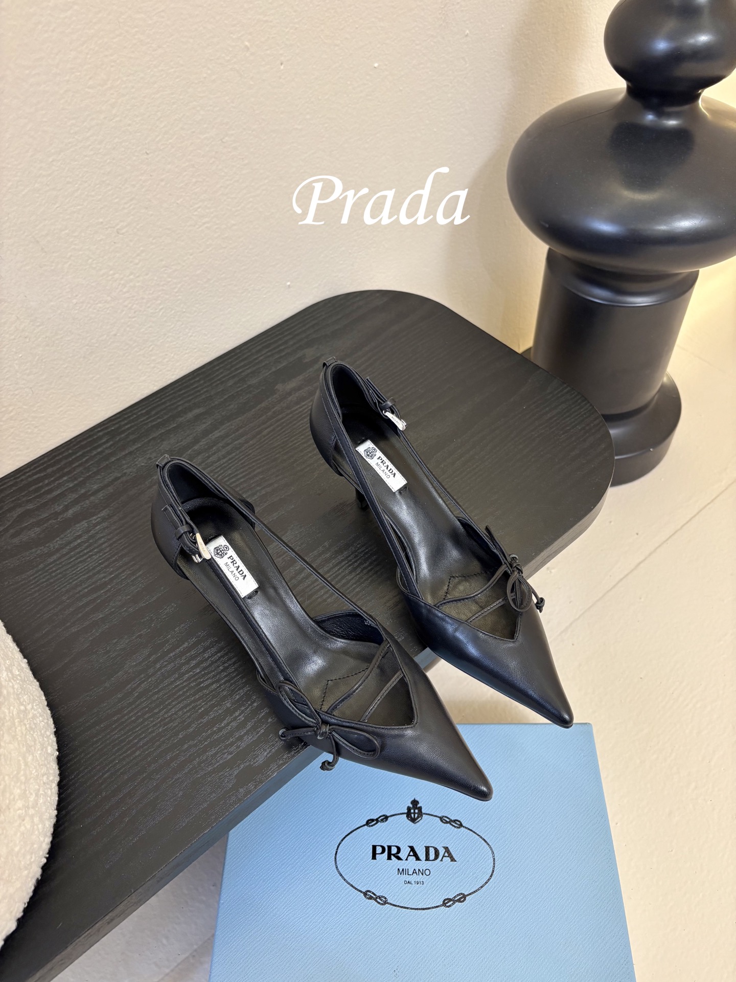 NO:725178,Prad* 26ss classic triangular pointed-toe small high-heeled shoes use a combination of sharp pointed toes and geometric triangles. The triangular splicing at the toe is a brand-recognizable design, which elongates the leg line and strengthens the sense of pioneering. The heel is a stiletto heel style, which enhances elegance while maintaining the neatness of the shoe shape.  The shoe body adopts a simple and unadorned design, only the brand's iconic triangle element is retained at the toe, and the PRADA logo is engraved on the inside of the shoe. The shoemaking process ensures the comfort and stiffness of the fit to the foot. Upper sheepskin/cow leather, lining sheepskin, leather outsole, size 35-41 (404142 size customization is non-returnable), high-heeled shoes, prada, high heels, cowhide, sheepskin, Leather soles19860909Prad* 26ss经典款三角标尖头小高跟单鞋 采用锐利尖头+几何三角标的组合,鞋头处的三角拼接是品牌辨识度设计,拉长腿部线条的同时强化了先锋感；鞋跟为细高跟款式,提升优雅气质的同时保持了鞋型的利落感. 鞋身采用简约的无装饰设计,仅在鞋头处保留品牌标志性三角元素,鞋内印刻PRADA标识,制鞋工艺保障了贴合脚型的舒适度与版型挺括度. 鞋面羊皮/牛皮 内里羊皮 大底真皮大底 size35-41码（404142码定制不退换）,高跟鞋单鞋,prada,high heels,cowhide,sheepskin,Leather soles,Women's Shoes