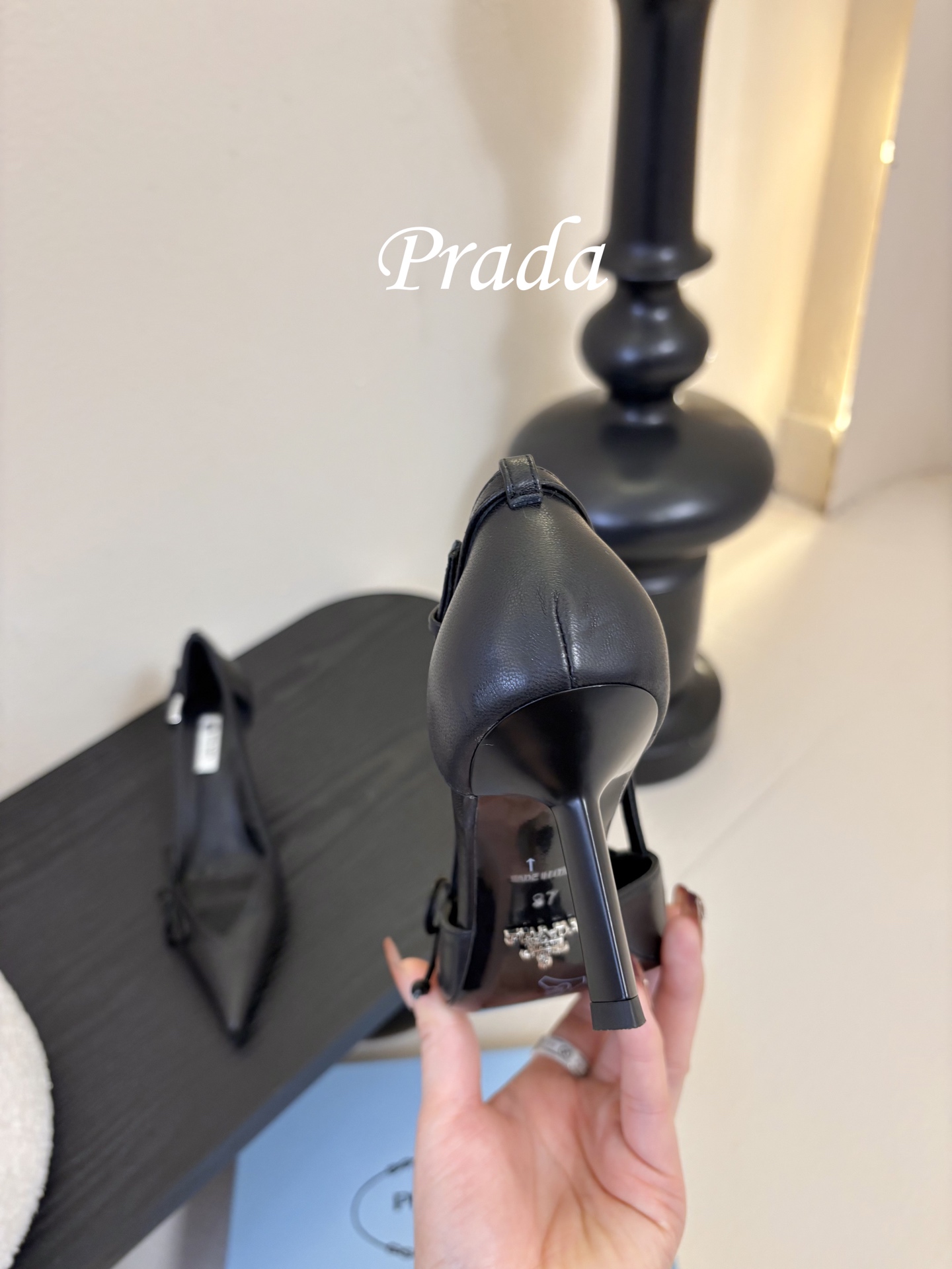 Prad* 26ss经典款三角标尖头小高跟单鞋采用锐利尖头+几何三角标的组合，鞋头处的三角拼接是品牌辨识
