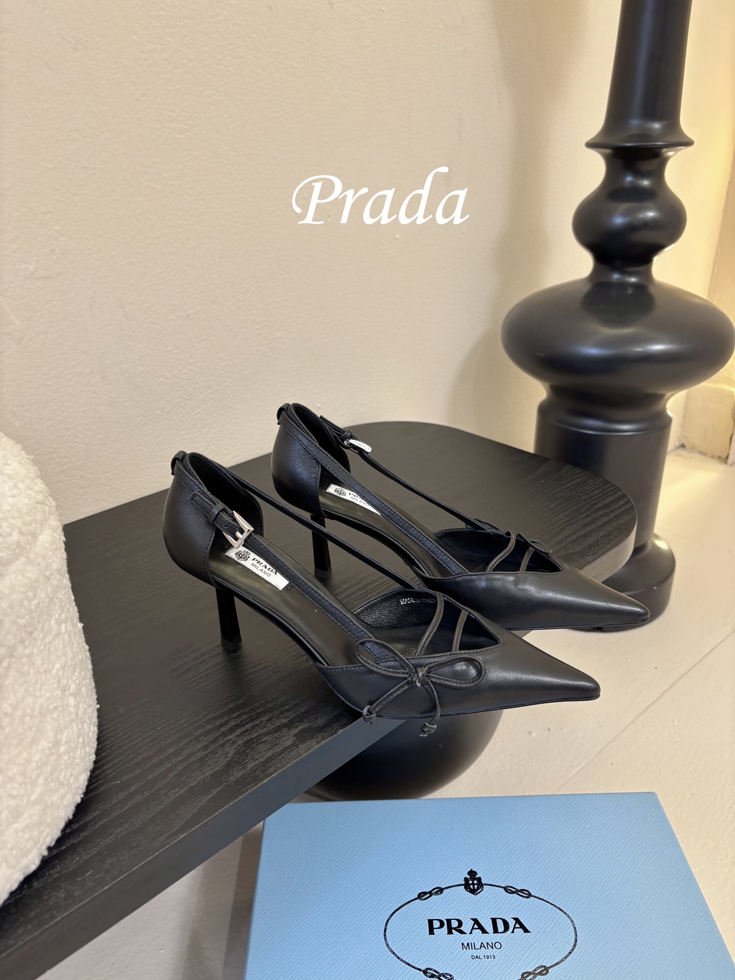 Prad* 26ss经典款三角标尖头小高跟单鞋采用锐利尖头+几何三角标的组合，鞋头处的三角拼接是品牌辨识