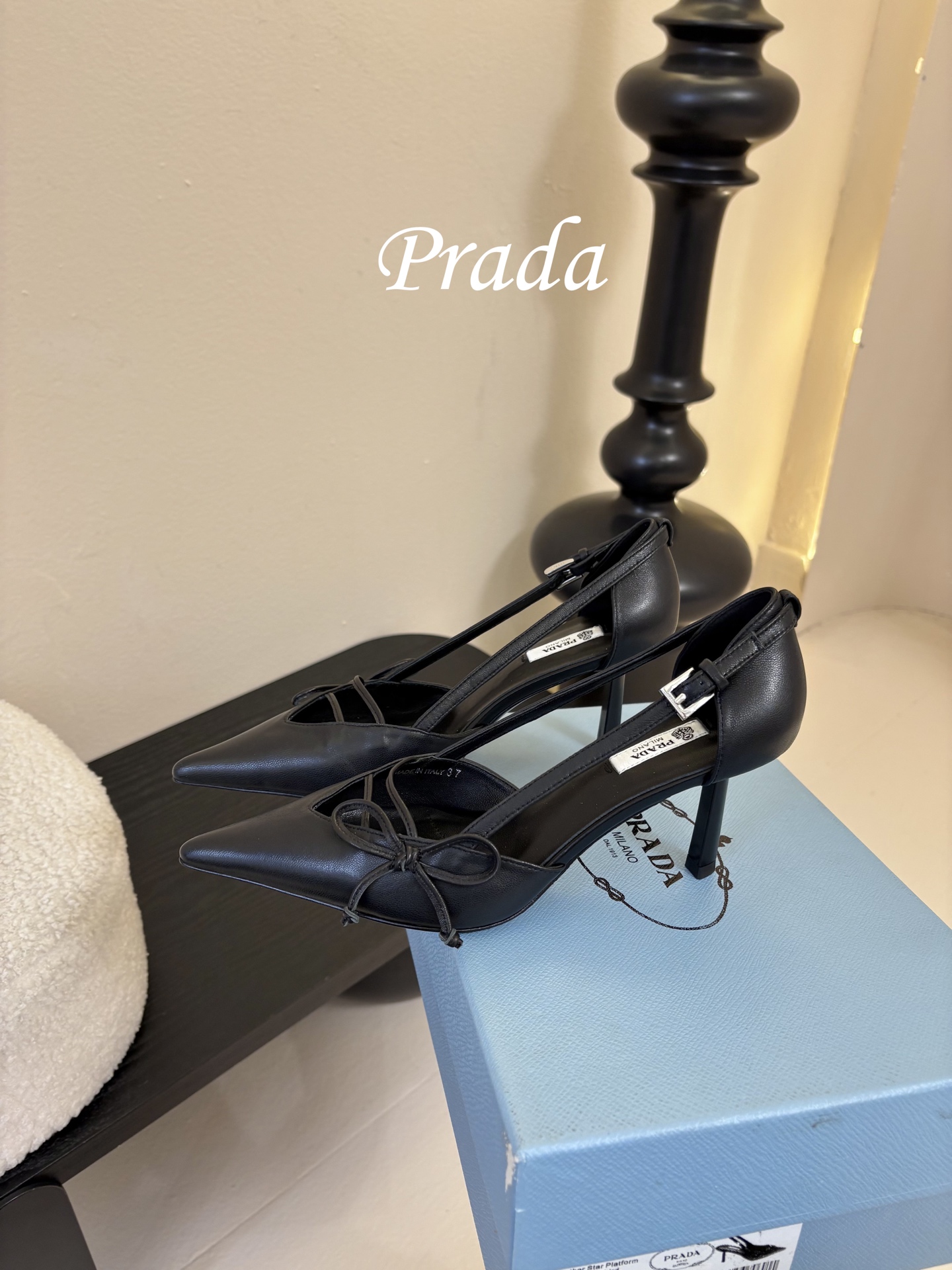 Prad* 26ss经典款三角标尖头小高跟单鞋采用锐利尖头+几何三角标的组合，鞋头处的三角拼接是品牌辨识