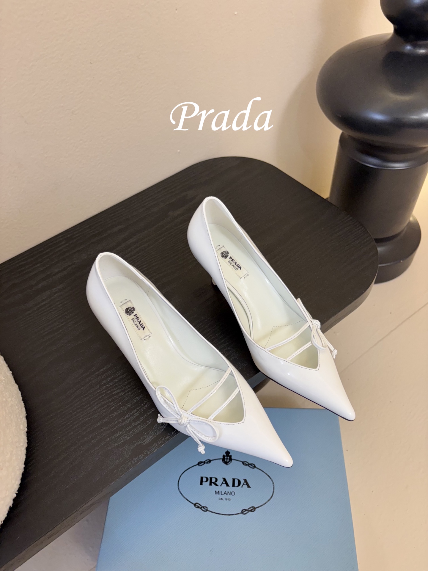 Prad* 26ss经典款三角标尖头小高跟单鞋采用锐利尖头+几何三角标的组合，鞋头处的三角拼接是品牌辨识