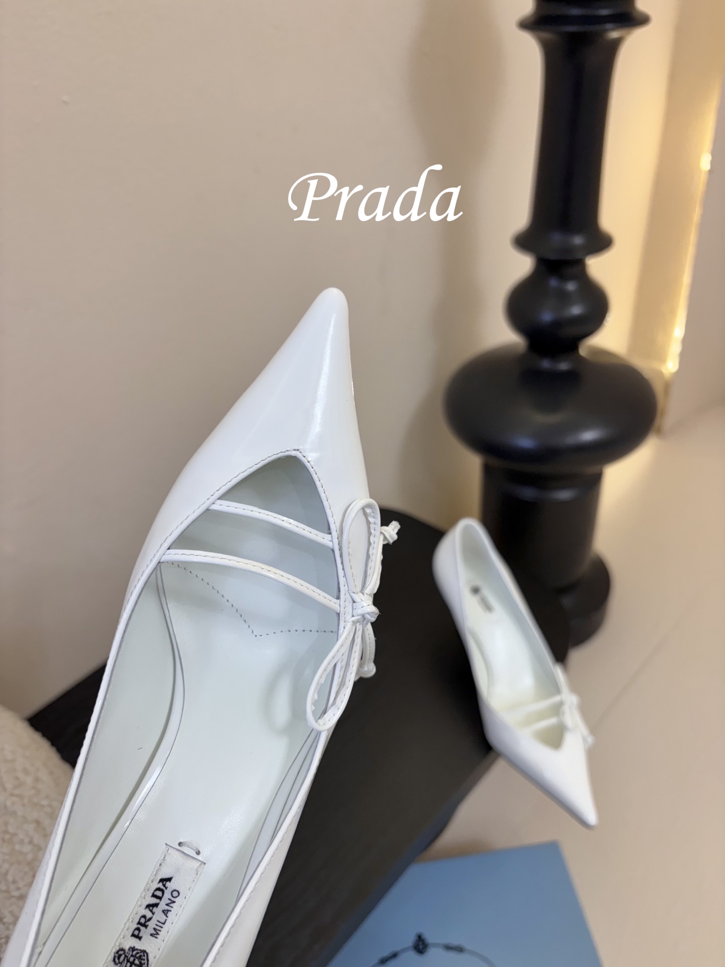 Prad* 26ss经典款三角标尖头小高跟单鞋采用锐利尖头+几何三角标的组合，鞋头处的三角拼接是品牌辨识