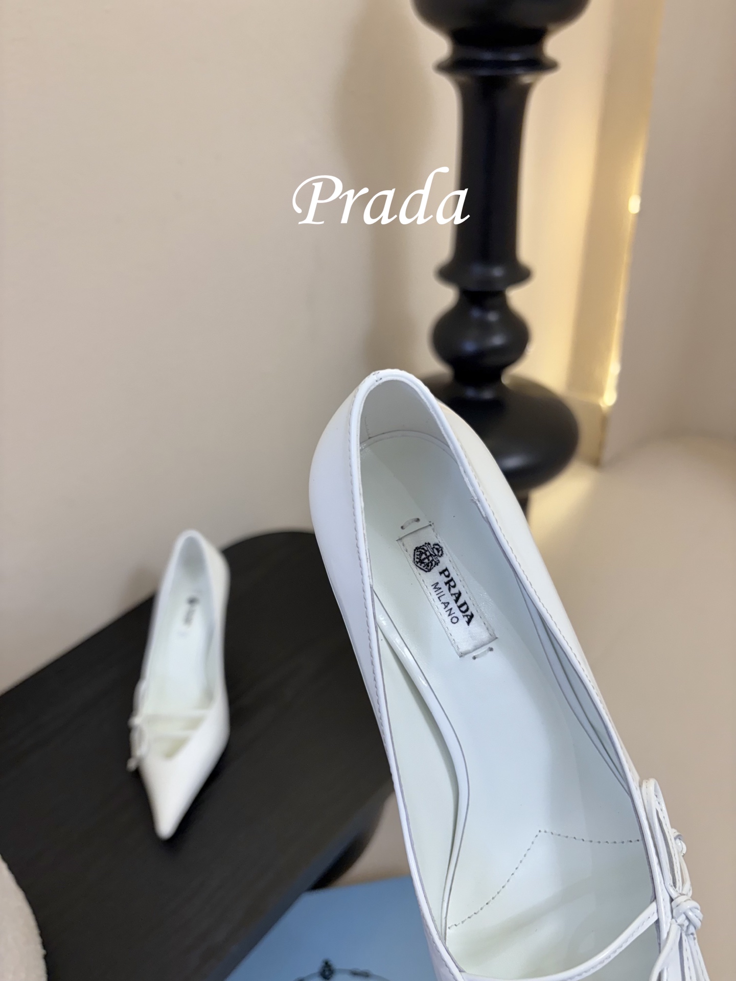 Prad* 26ss经典款三角标尖头小高跟单鞋采用锐利尖头+几何三角标的组合，鞋头处的三角拼接是品牌辨识