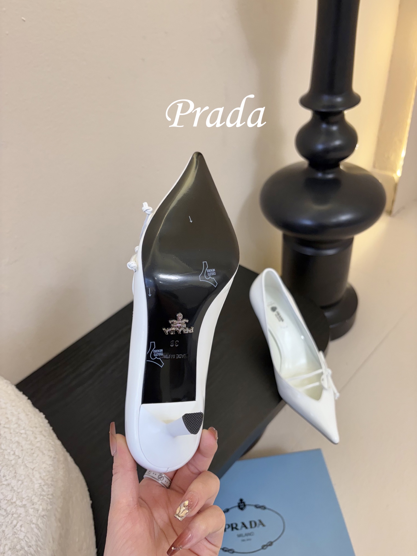 Prad* 26ss经典款三角标尖头小高跟单鞋采用锐利尖头+几何三角标的组合，鞋头处的三角拼接是品牌辨识