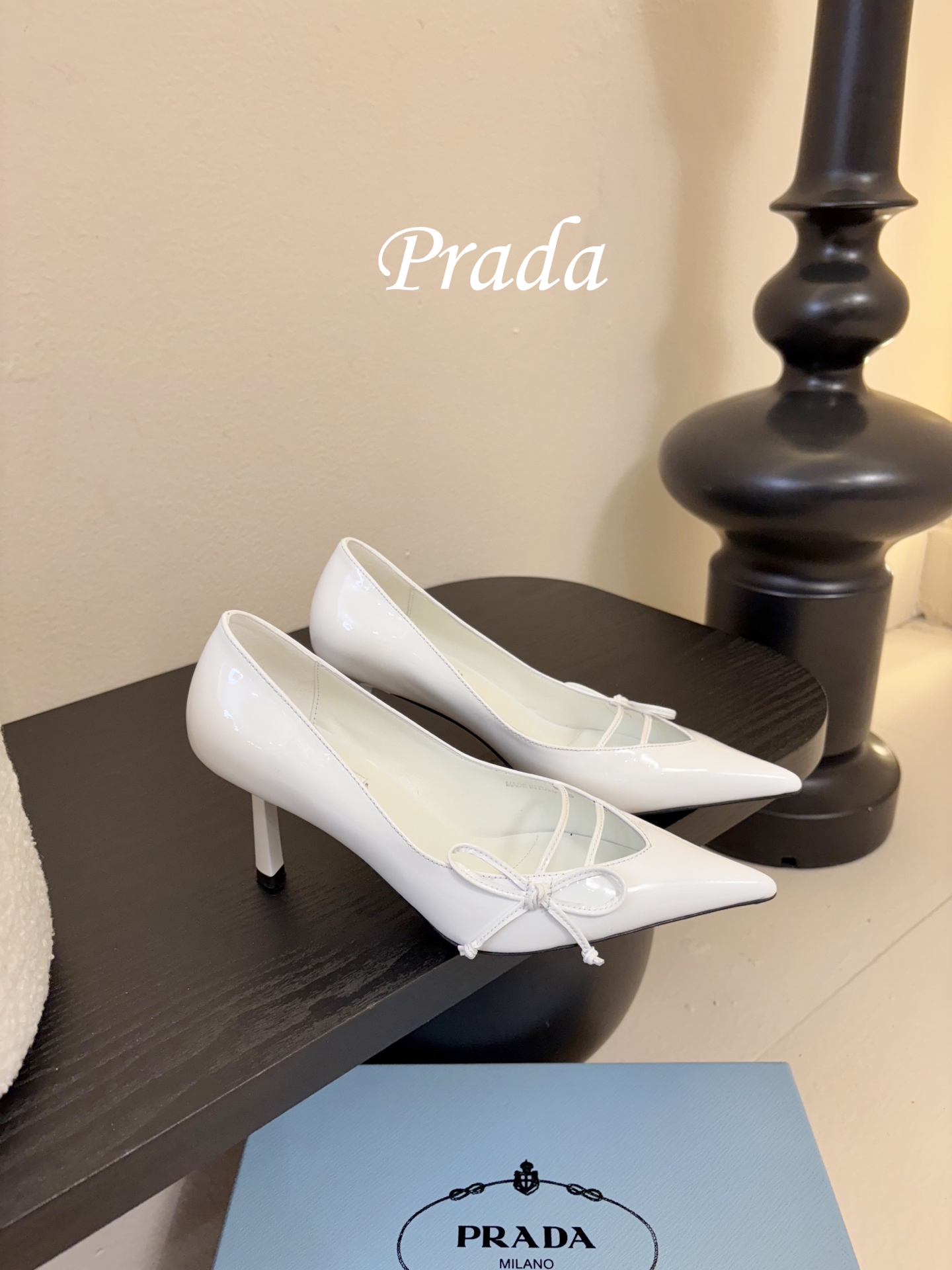 Prad* 26ss经典款三角标尖头小高跟单鞋采用锐利尖头+几何三角标的组合，鞋头处的三角拼接是品牌辨识