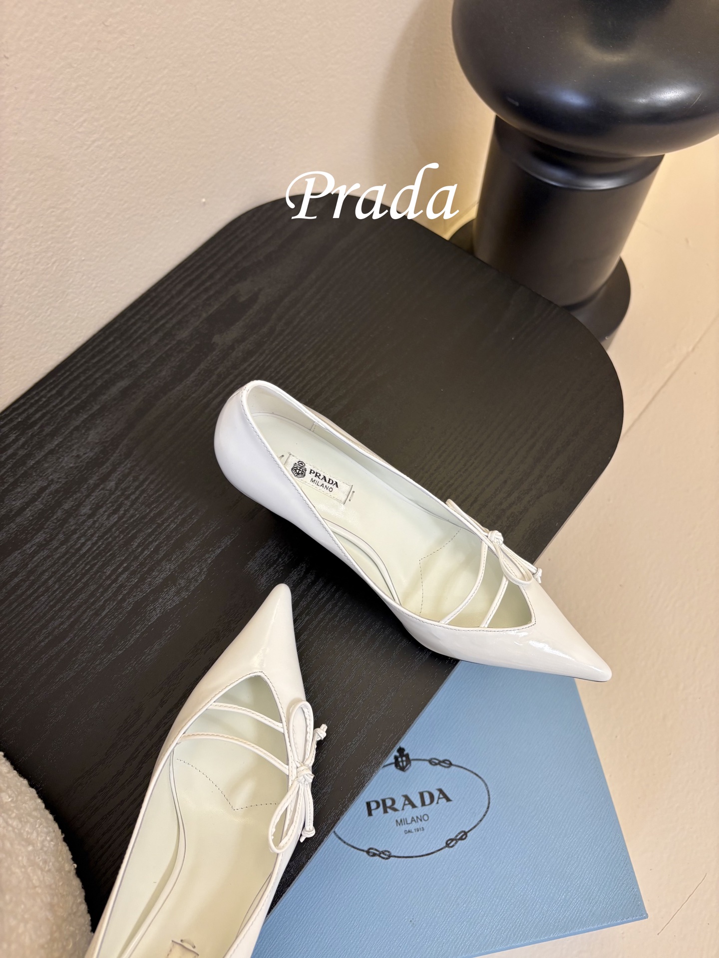 Prad* 26ss经典款三角标尖头小高跟单鞋采用锐利尖头+几何三角标的组合，鞋头处的三角拼接是品牌辨识