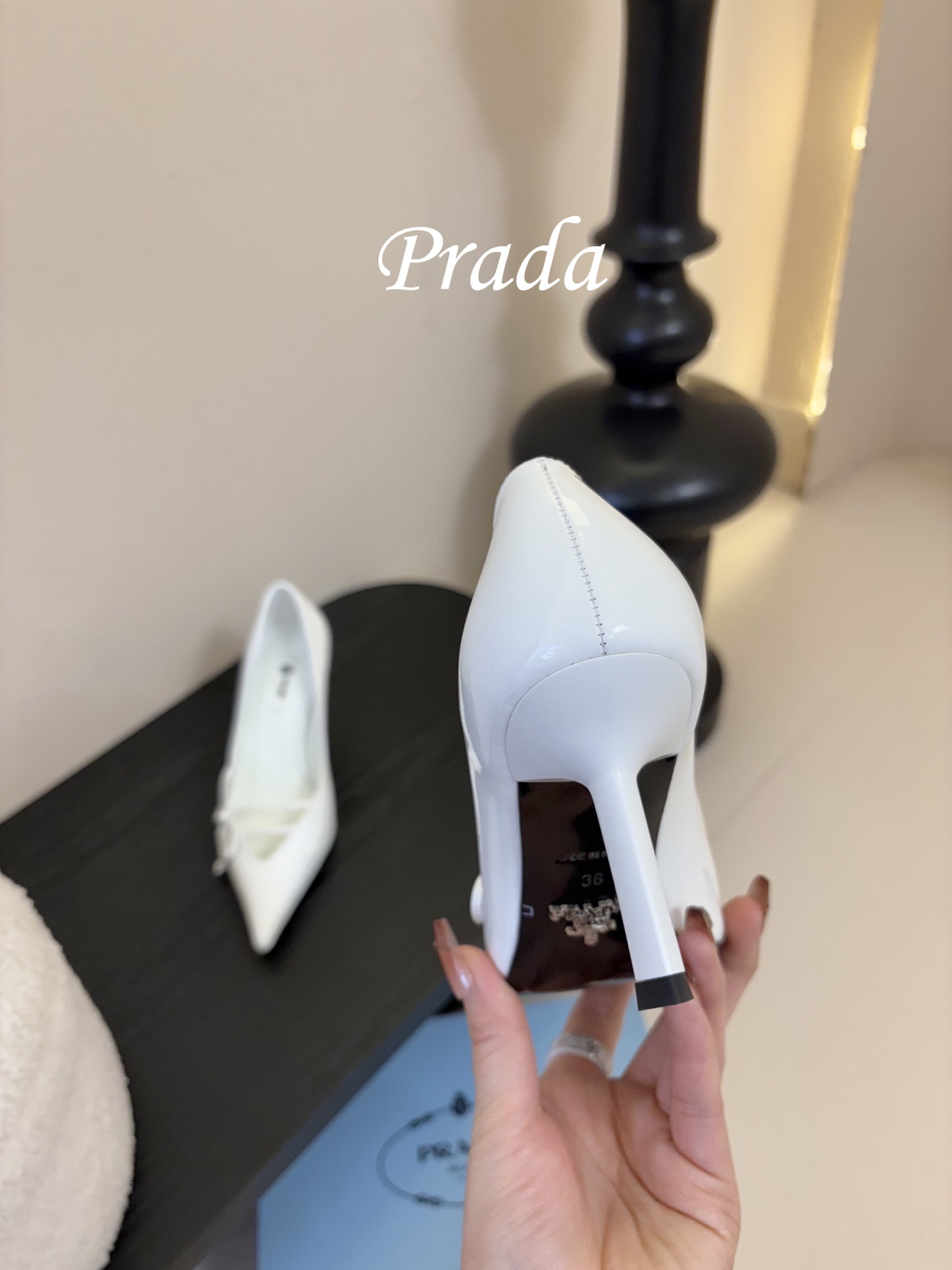 Prad* 26ss经典款三角标尖头小高跟单鞋采用锐利尖头+几何三角标的组合，鞋头处的三角拼接是品牌辨识