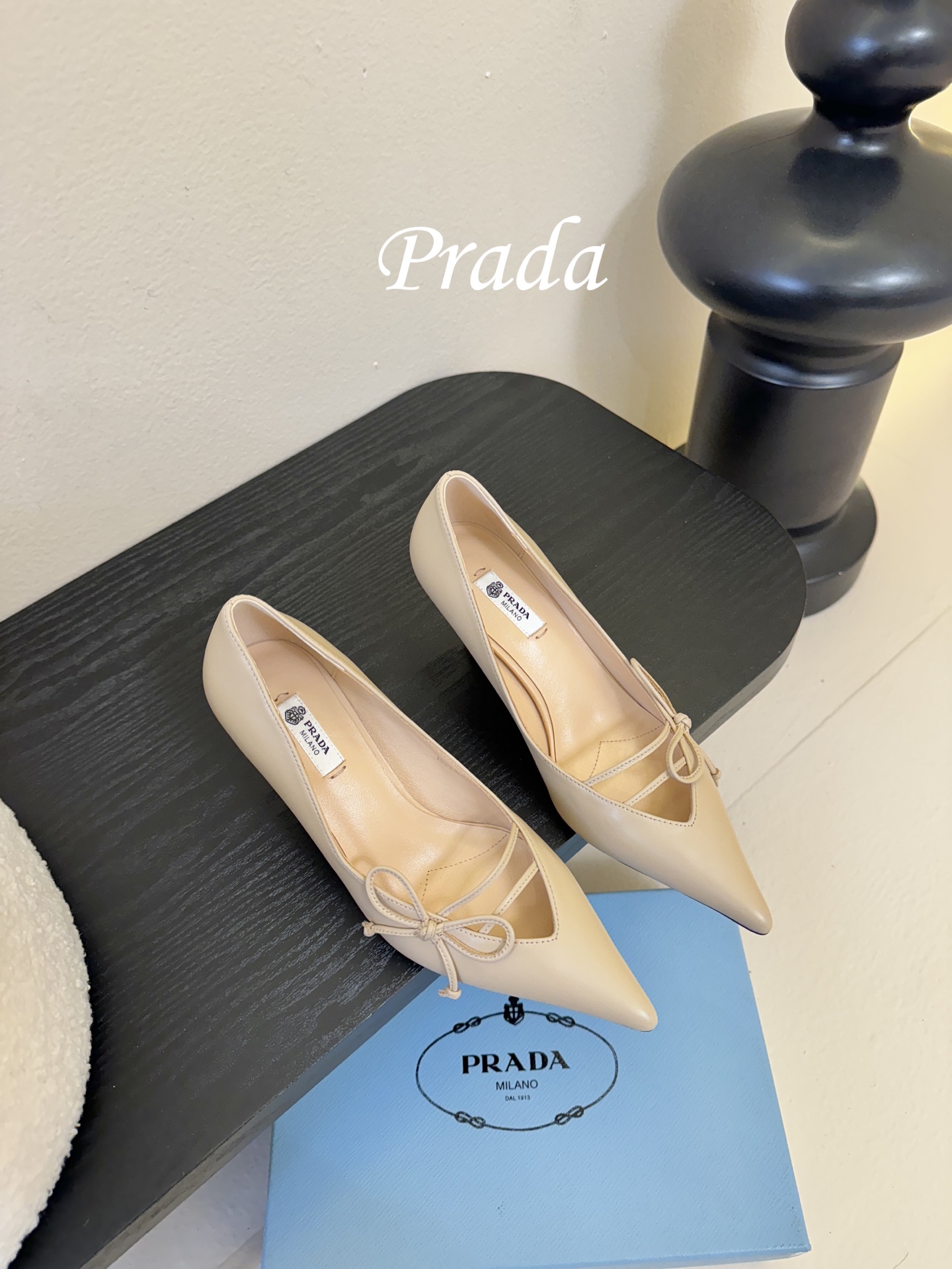 Prad* 26ss经典款三角标尖头小高跟单鞋采用锐利尖头+几何三角标的组合，鞋头处的三角拼接是品牌辨识