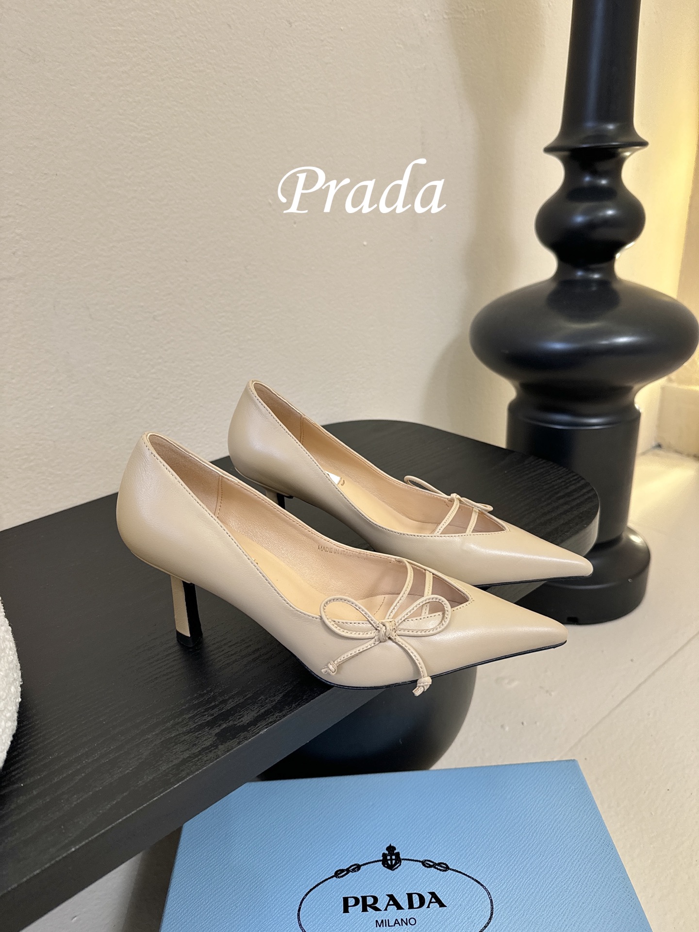 Prad* 26ss经典款三角标尖头小高跟单鞋采用锐利尖头+几何三角标的组合，鞋头处的三角拼接是品牌辨识