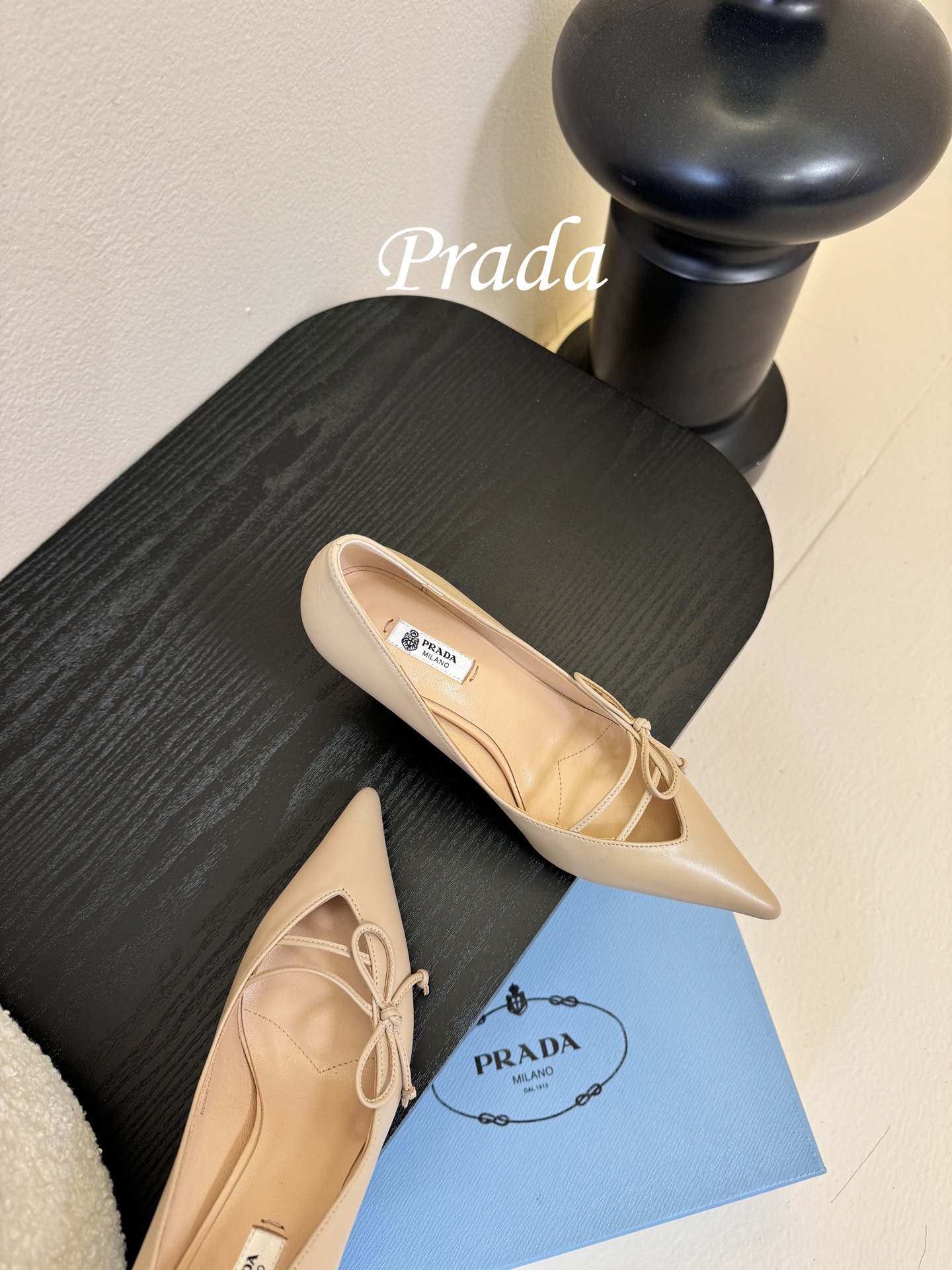 Prad* 26ss经典款三角标尖头小高跟单鞋采用锐利尖头+几何三角标的组合，鞋头处的三角拼接是品牌辨识