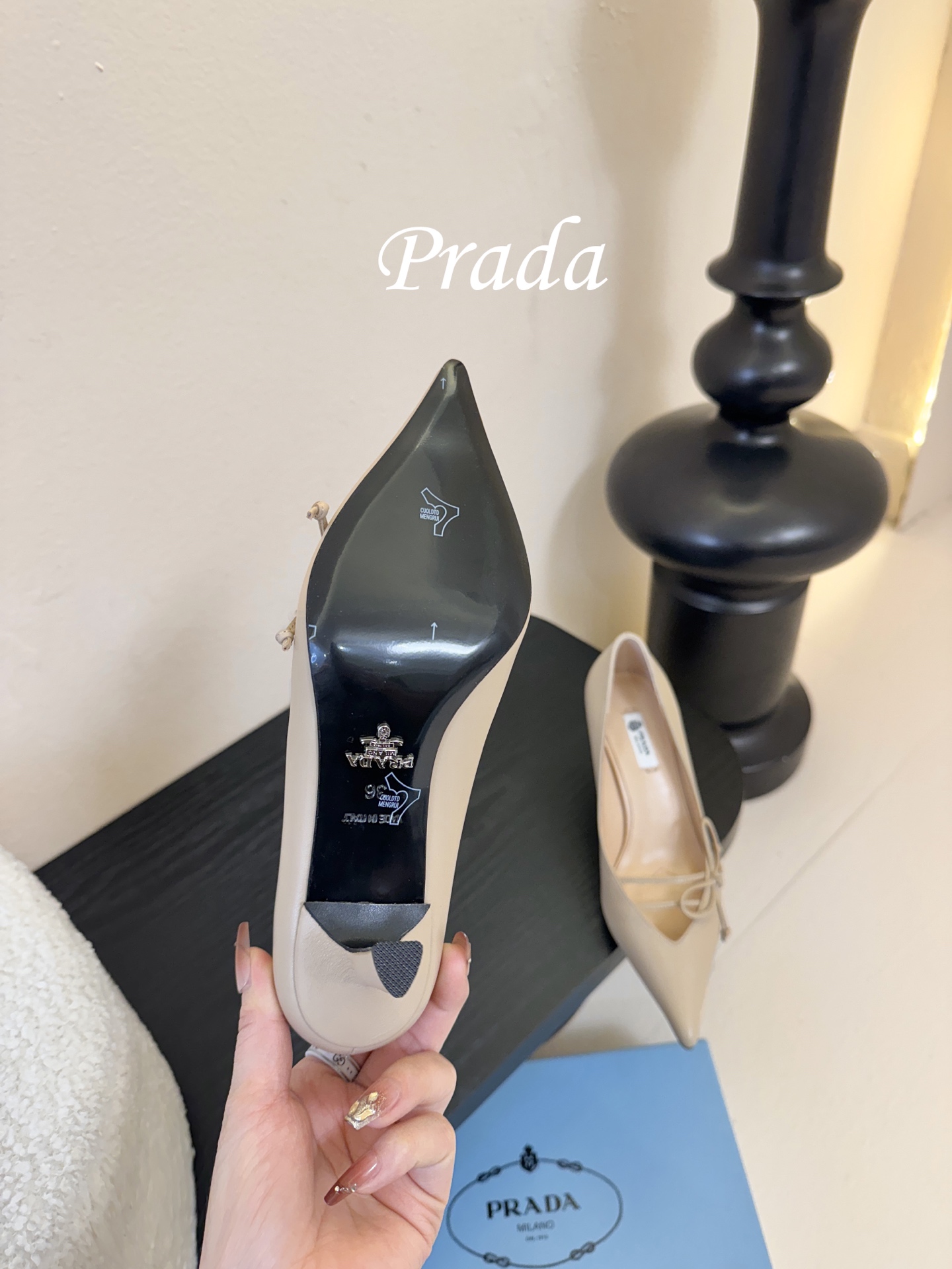 Prad* 26ss经典款三角标尖头小高跟单鞋采用锐利尖头+几何三角标的组合，鞋头处的三角拼接是品牌辨识