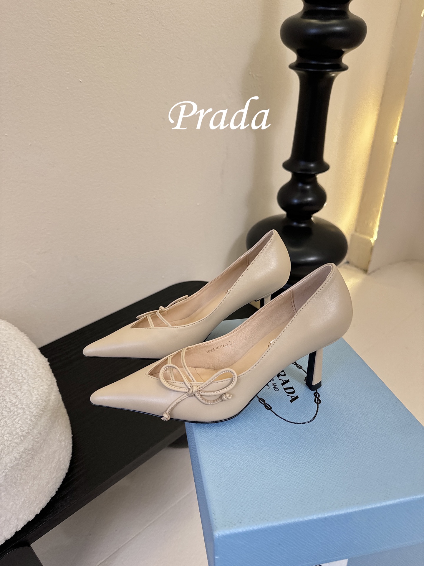 Prad* 26ss经典款三角标尖头小高跟单鞋采用锐利尖头+几何三角标的组合，鞋头处的三角拼接是品牌辨识