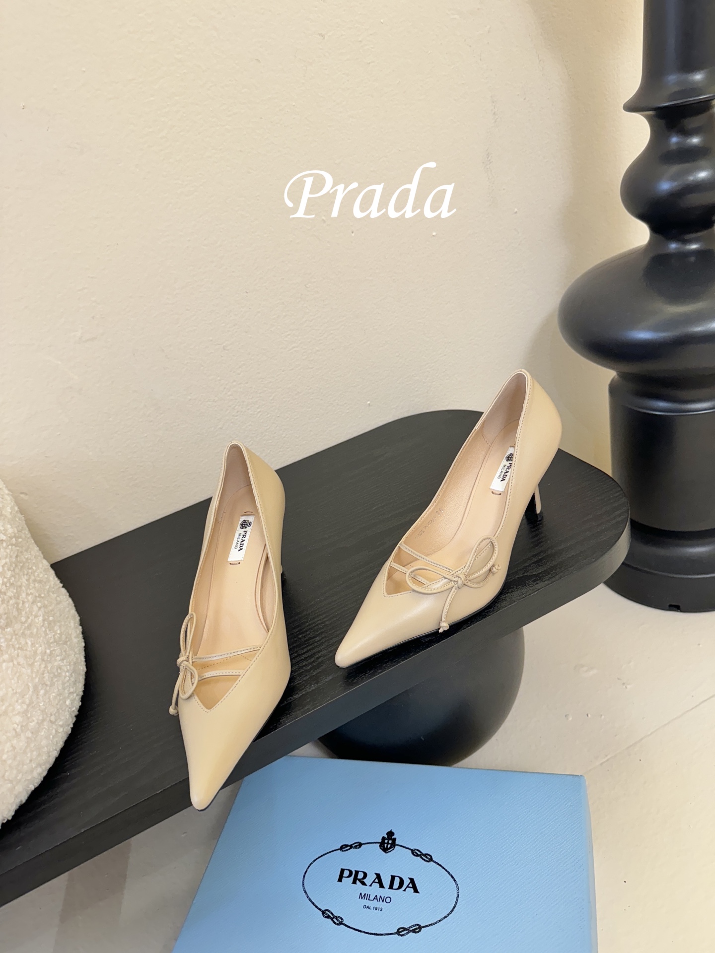 Prad* 26ss经典款三角标尖头小高跟单鞋采用锐利尖头+几何三角标的组合，鞋头处的三角拼接是品牌辨识