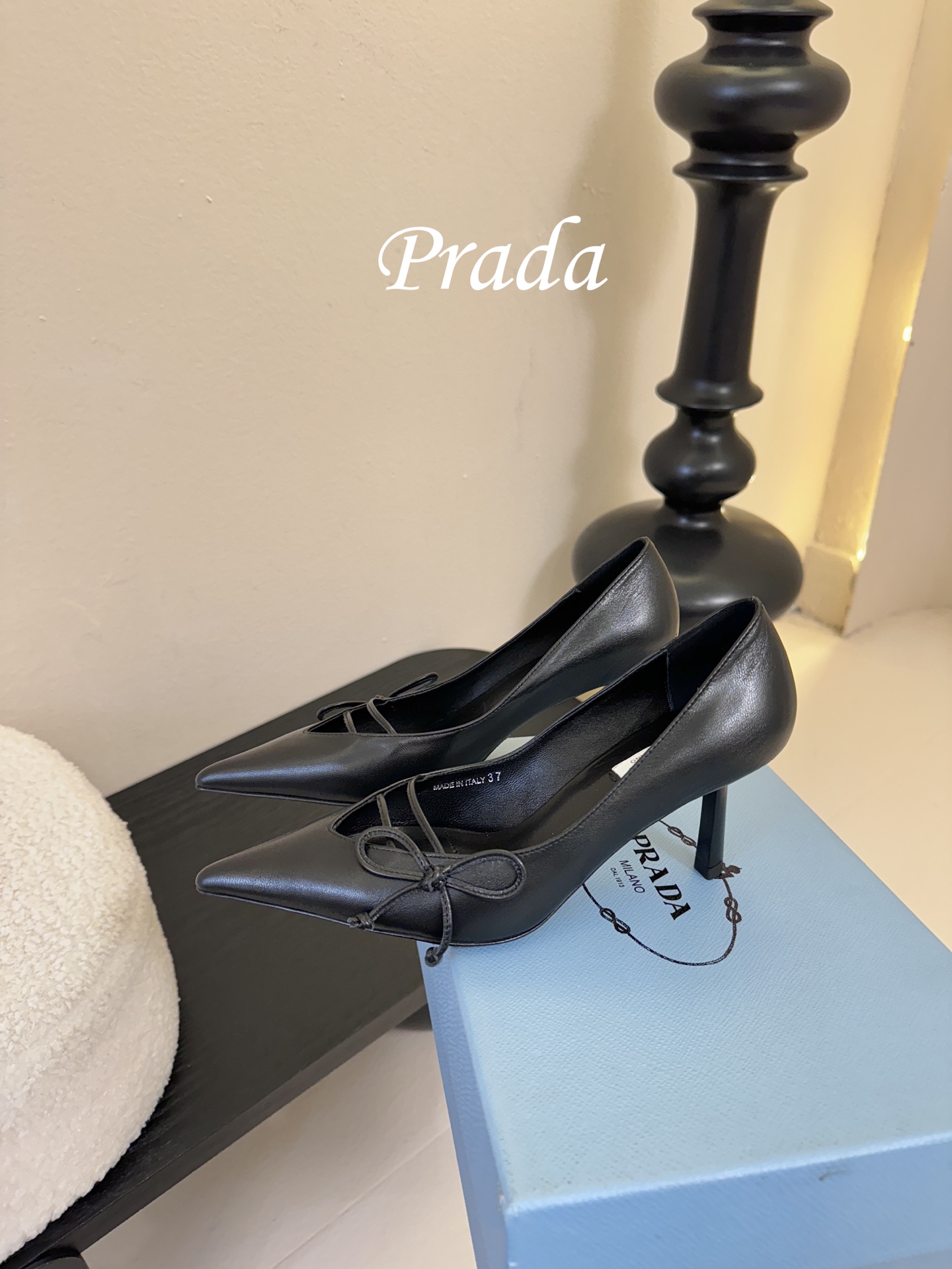 Prad* 26ss经典款三角标尖头小高跟单鞋采用锐利尖头+几何三角标的组合，鞋头处的三角拼接是品牌辨识