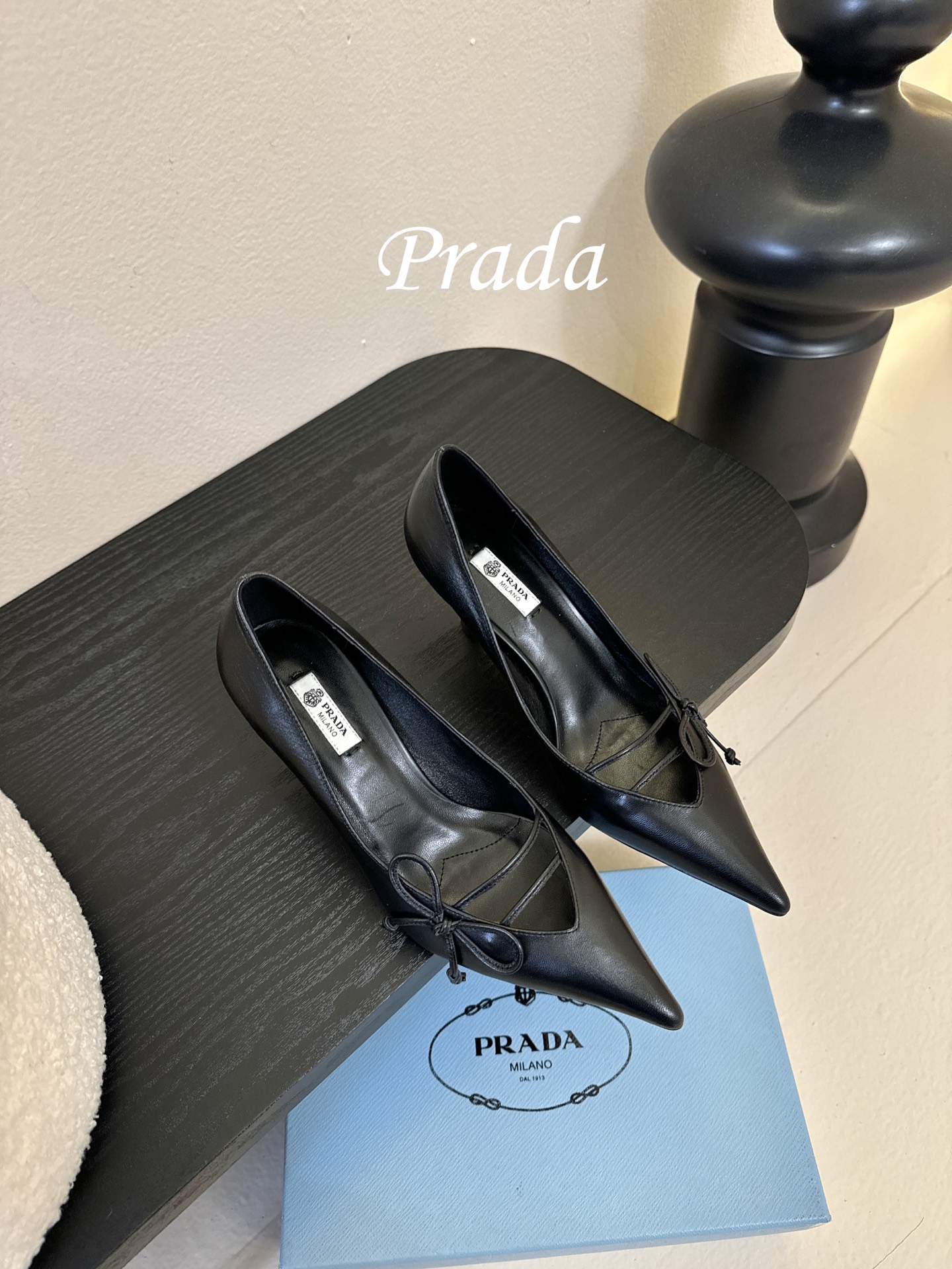 Prad* 26ss经典款三角标尖头小高跟单鞋采用锐利尖头+几何三角标的组合，鞋头处的三角拼接是品牌辨识