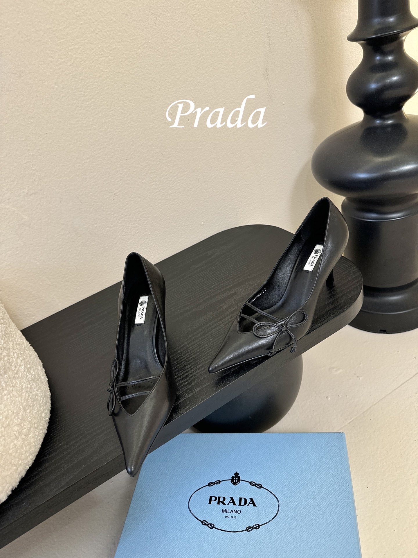 Prad* 26ss经典款三角标尖头小高跟单鞋采用锐利尖头+几何三角标的组合，鞋头处的三角拼接是品牌辨识