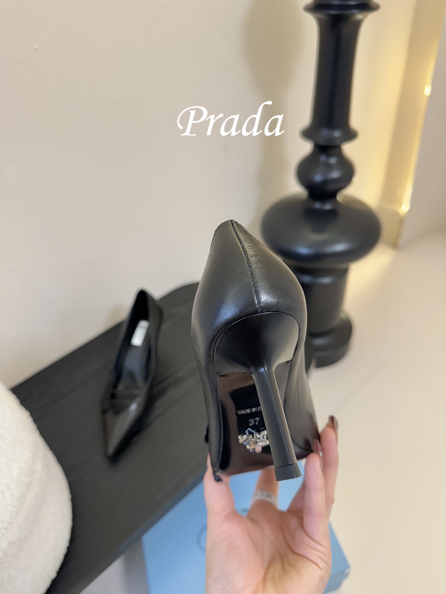 Prad* 26ss经典款三角标尖头小高跟单鞋采用锐利尖头+几何三角标的组合，鞋头处的三角拼接是品牌辨识