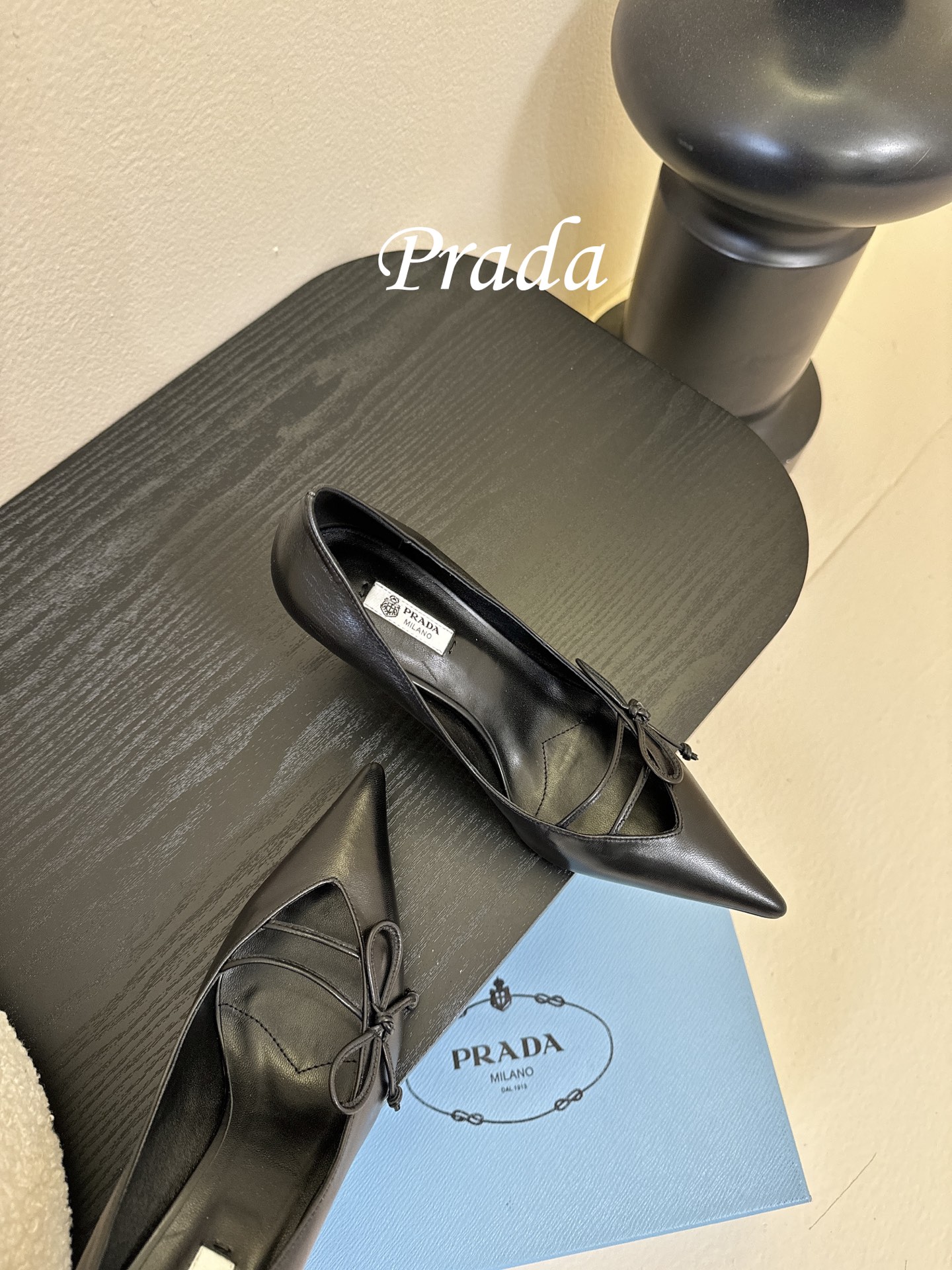 Prad* 26ss经典款三角标尖头小高跟单鞋采用锐利尖头+几何三角标的组合，鞋头处的三角拼接是品牌辨识