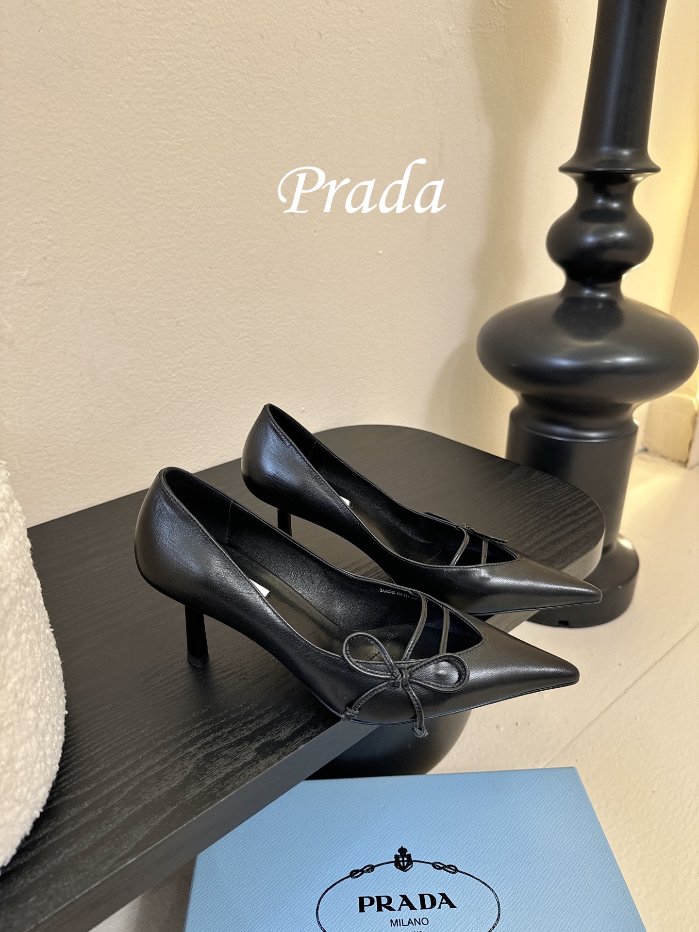 Prad* 26ss经典款三角标尖头小高跟单鞋采用锐利尖头+几何三角标的组合，鞋头处的三角拼接是品牌辨识