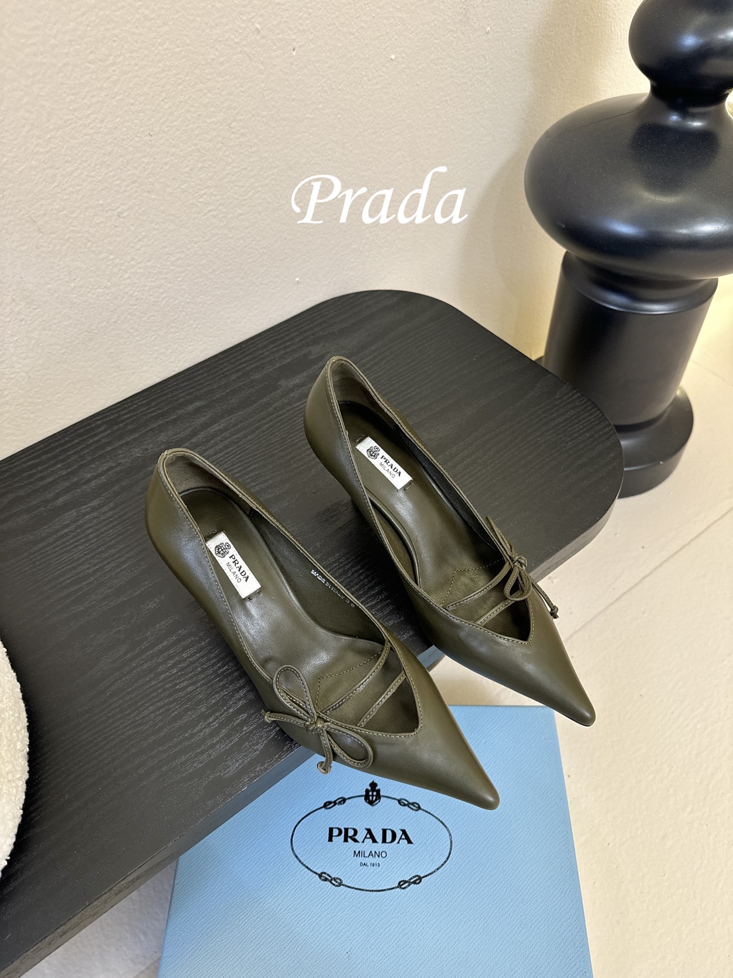 Prad* 26ss经典款三角标尖头小高跟单鞋采用锐利尖头+几何三角标的组合，鞋头处的三角拼接是品牌辨识