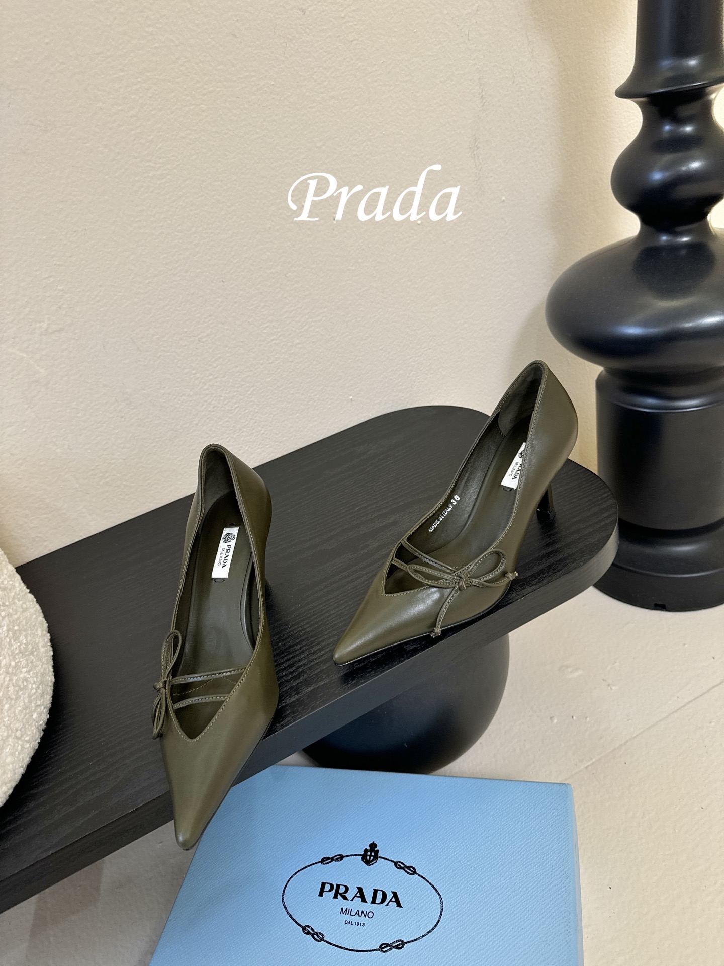 Prad* 26ss经典款三角标尖头小高跟单鞋采用锐利尖头+几何三角标的组合，鞋头处的三角拼接是品牌辨识