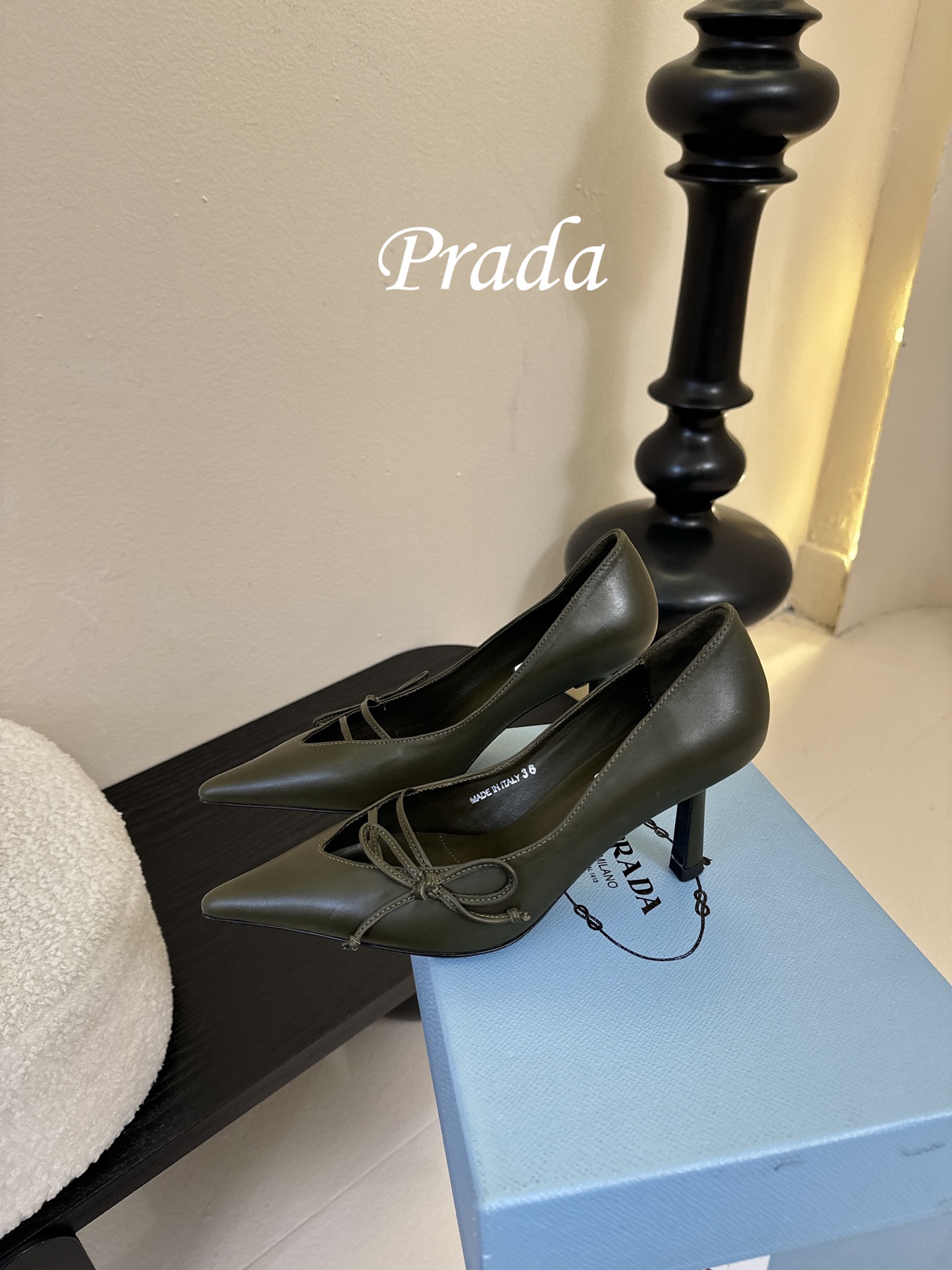 Prad* 26ss经典款三角标尖头小高跟单鞋采用锐利尖头+几何三角标的组合，鞋头处的三角拼接是品牌辨识