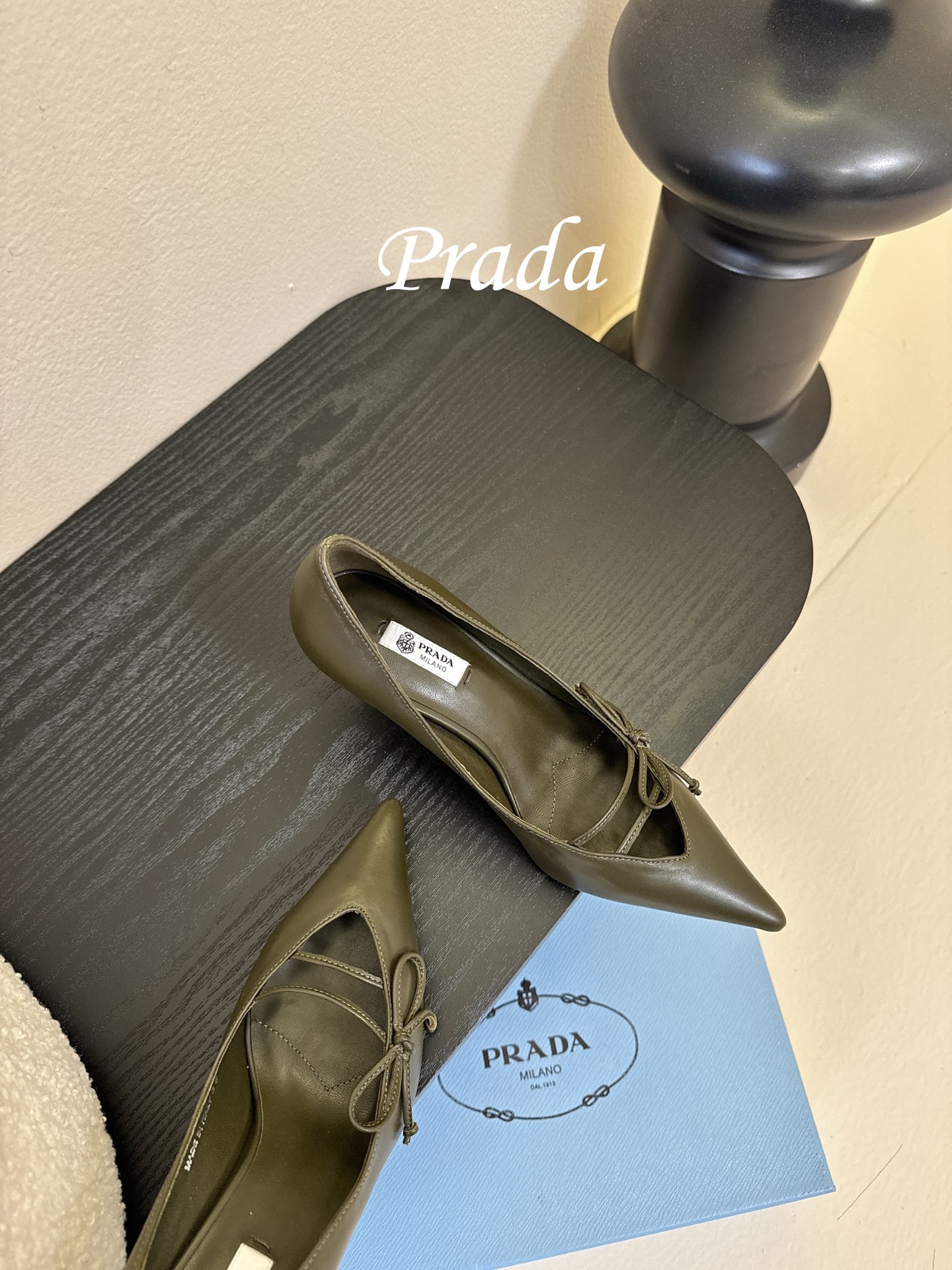 Prad* 26ss经典款三角标尖头小高跟单鞋采用锐利尖头+几何三角标的组合，鞋头处的三角拼接是品牌辨识