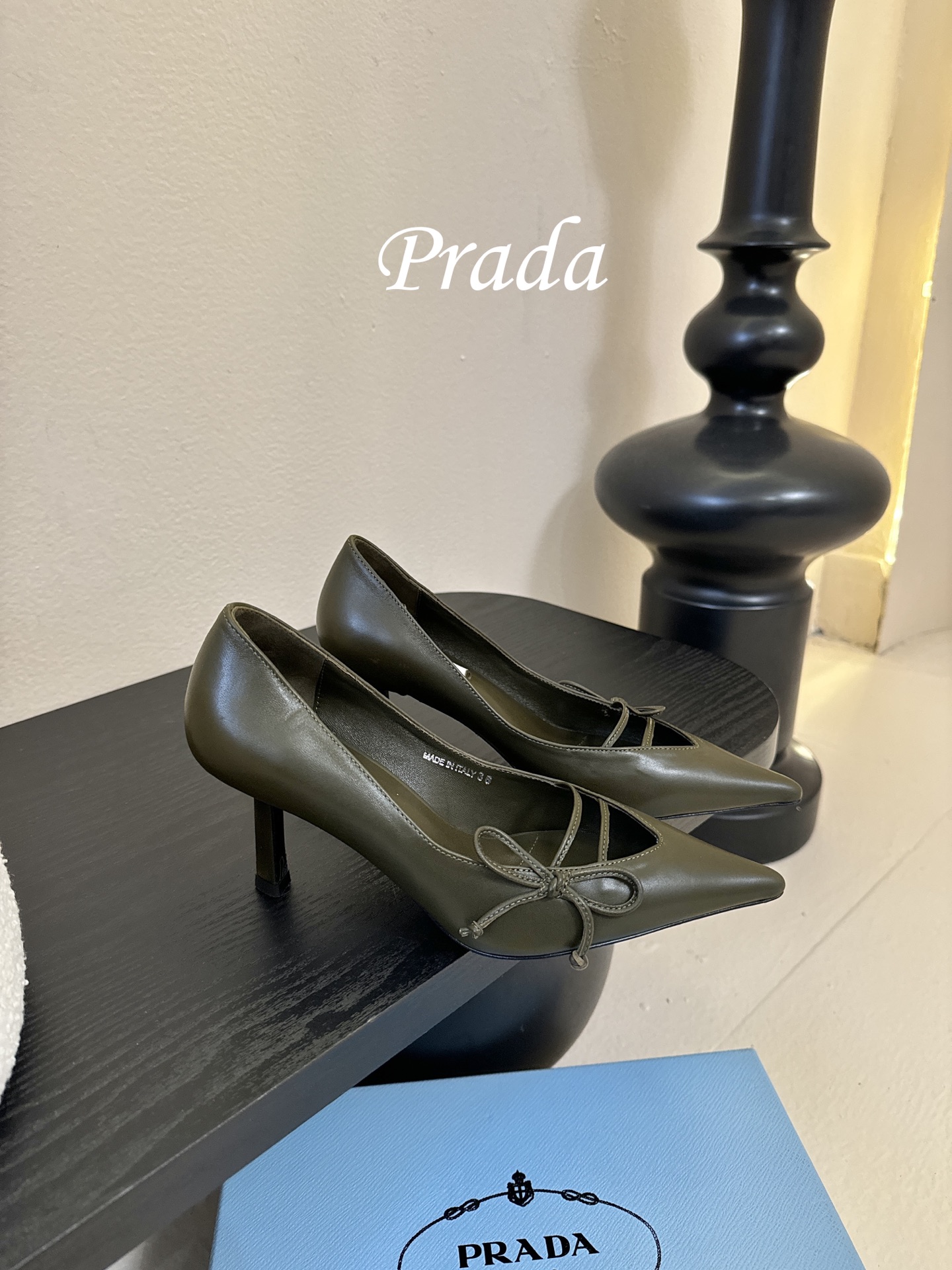 Prad* 26ss经典款三角标尖头小高跟单鞋采用锐利尖头+几何三角标的组合，鞋头处的三角拼接是品牌辨识