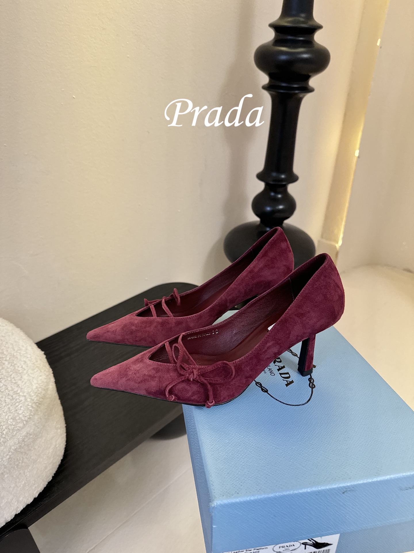 Prad* 26ss经典款三角标尖头小高跟单鞋采用锐利尖头+几何三角标的组合，鞋头处的三角拼接是品牌辨识