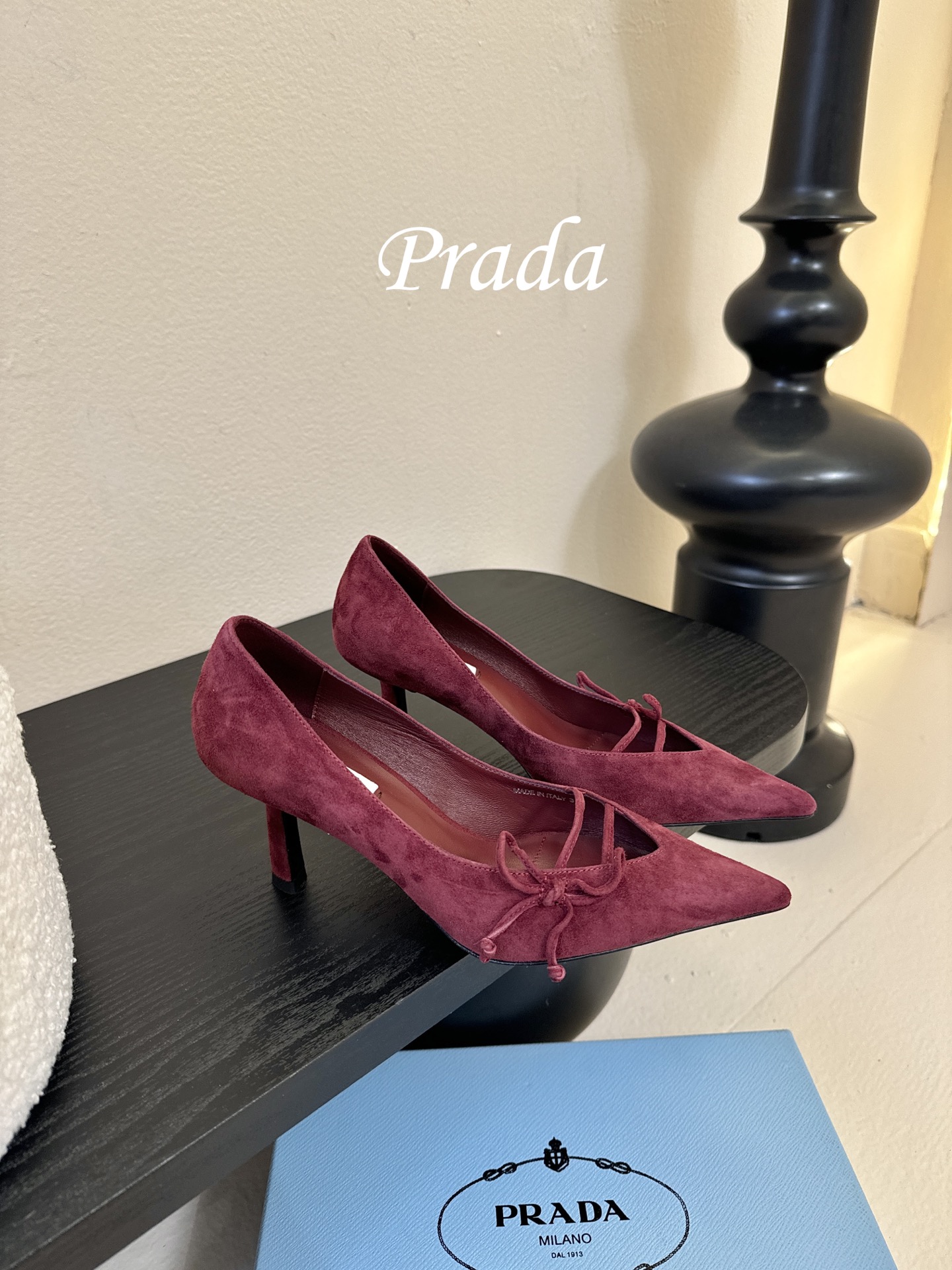 Prad* 26ss经典款三角标尖头小高跟单鞋采用锐利尖头+几何三角标的组合，鞋头处的三角拼接是品牌辨识